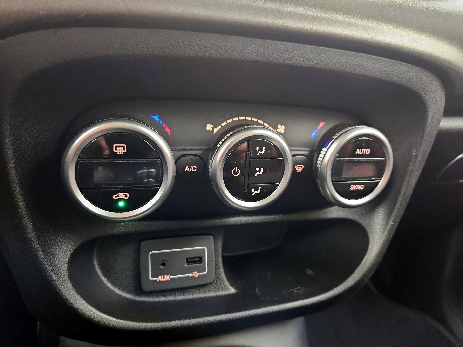 Thumbnail: 2016 Fiat 500L - 16