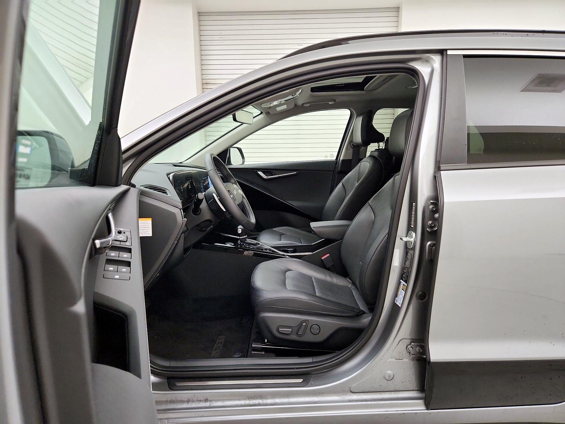 Thumbnail: 2023 Kia Niro - 11