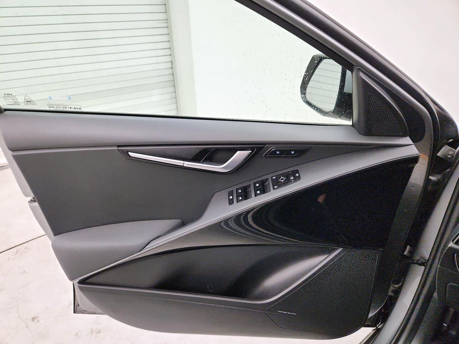 Thumbnail: 2023 Kia Niro - 12