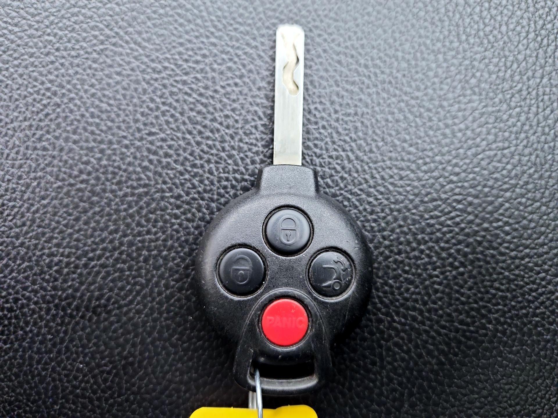 Thumbnail: 2015 smart fortwo - 18