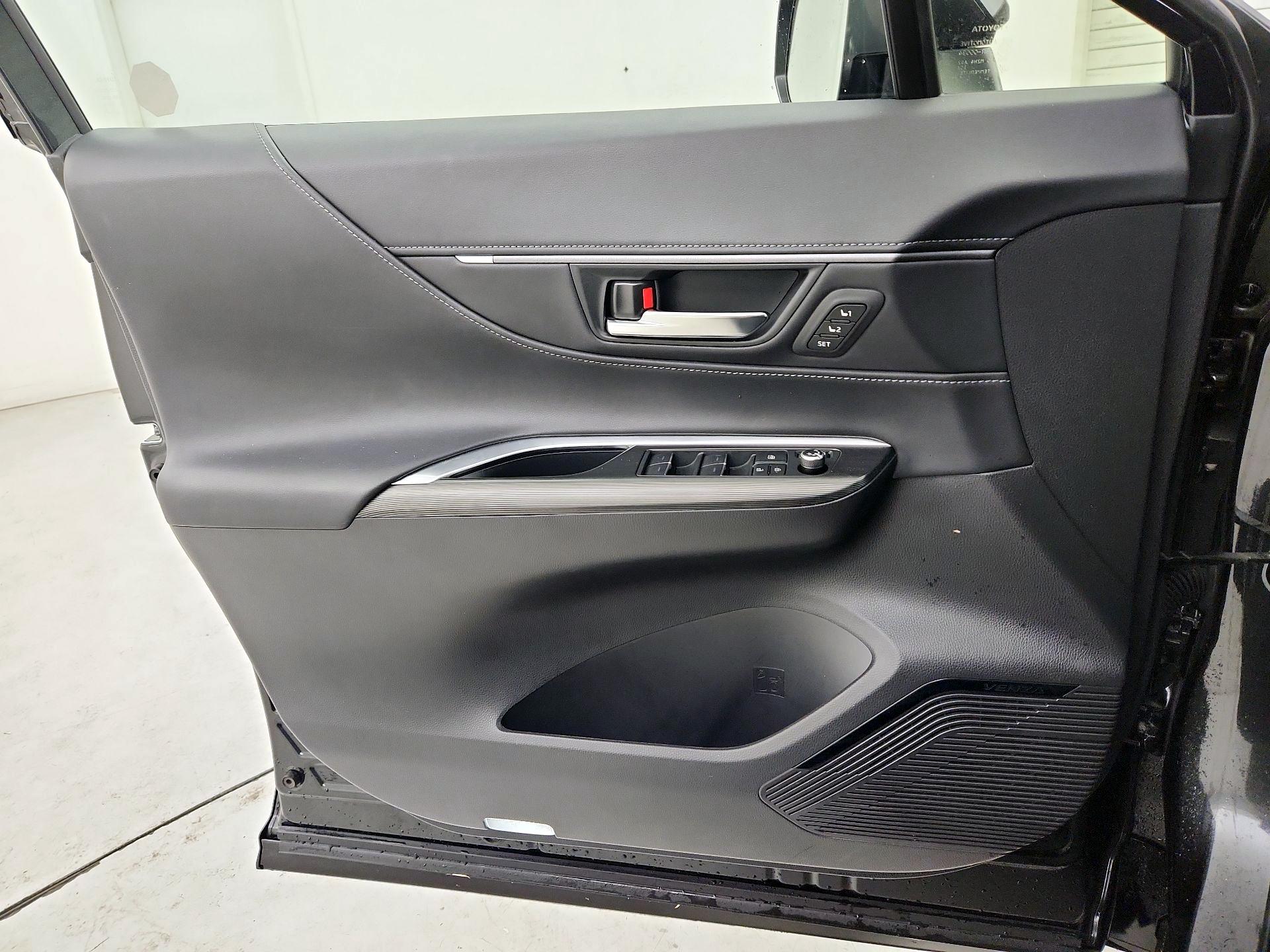 Thumbnail: 2023 Toyota Venza - 12