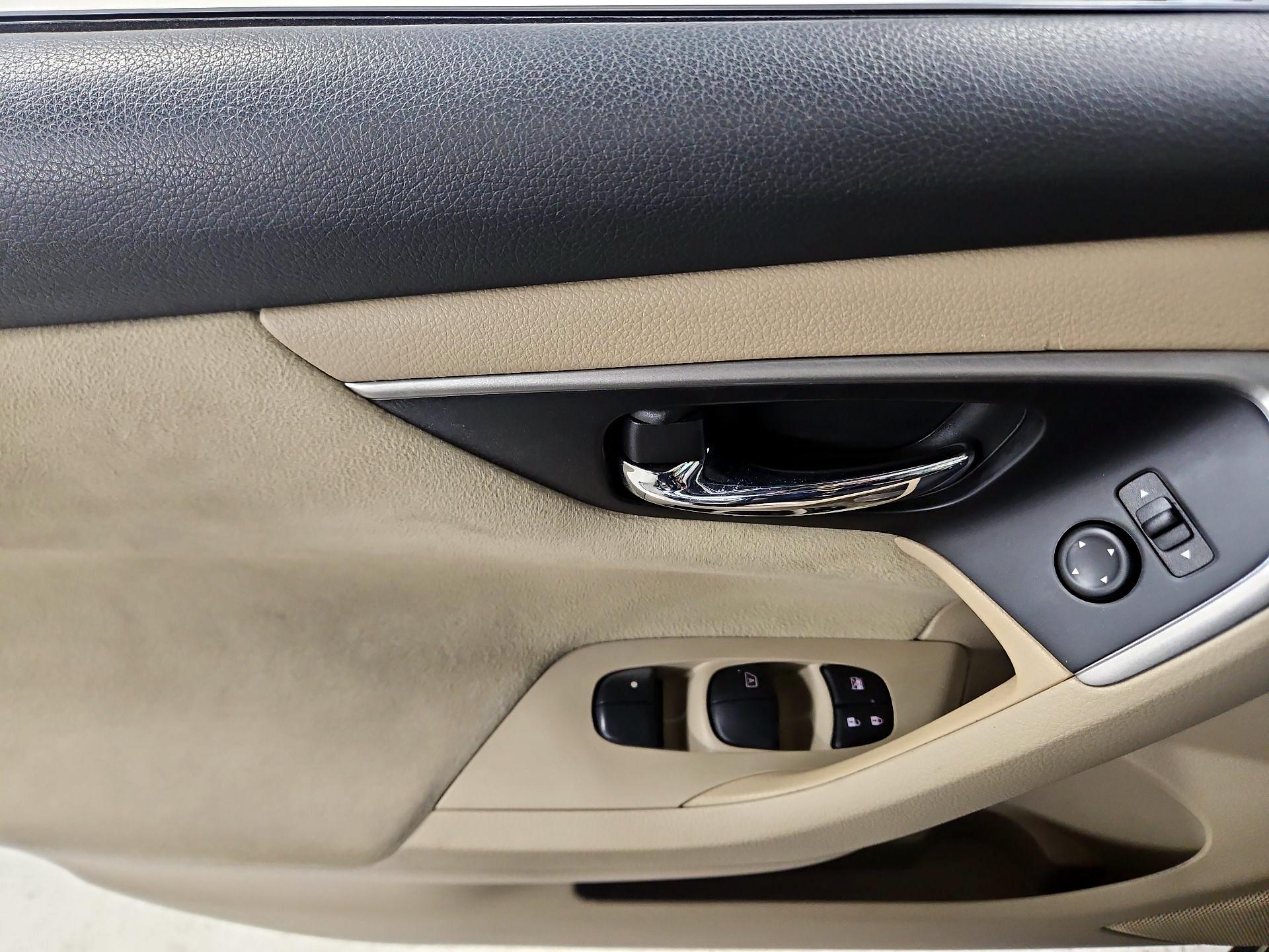 Thumbnail: 2015 Nissan Altima - 12