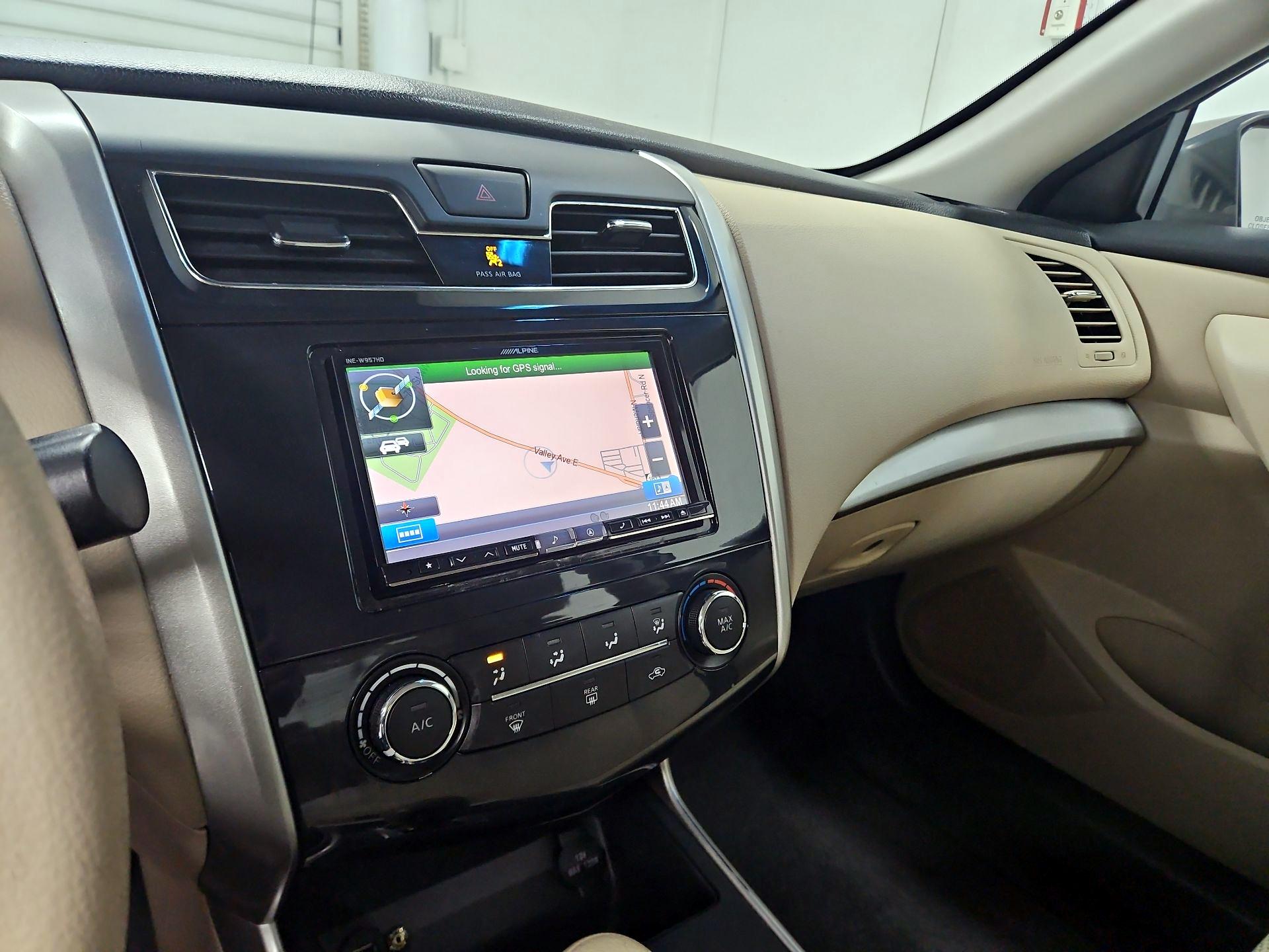 Thumbnail: 2015 Nissan Altima - 14