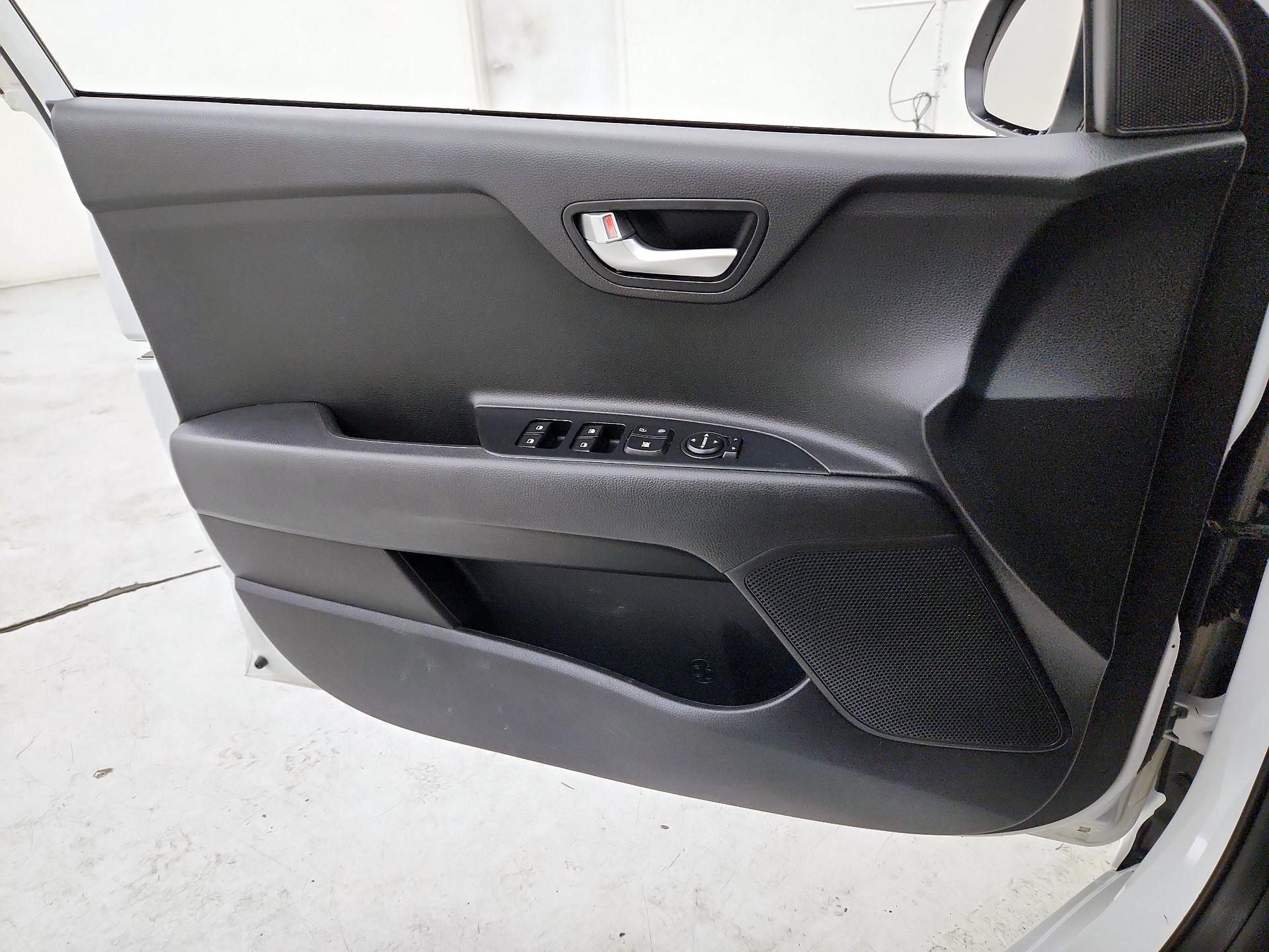 Thumbnail: 2020 Kia Rio - 12