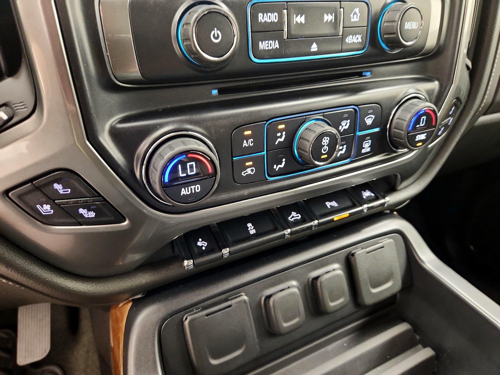 2016 Chevrolet Silverado 1500 LTZ - Photo 18