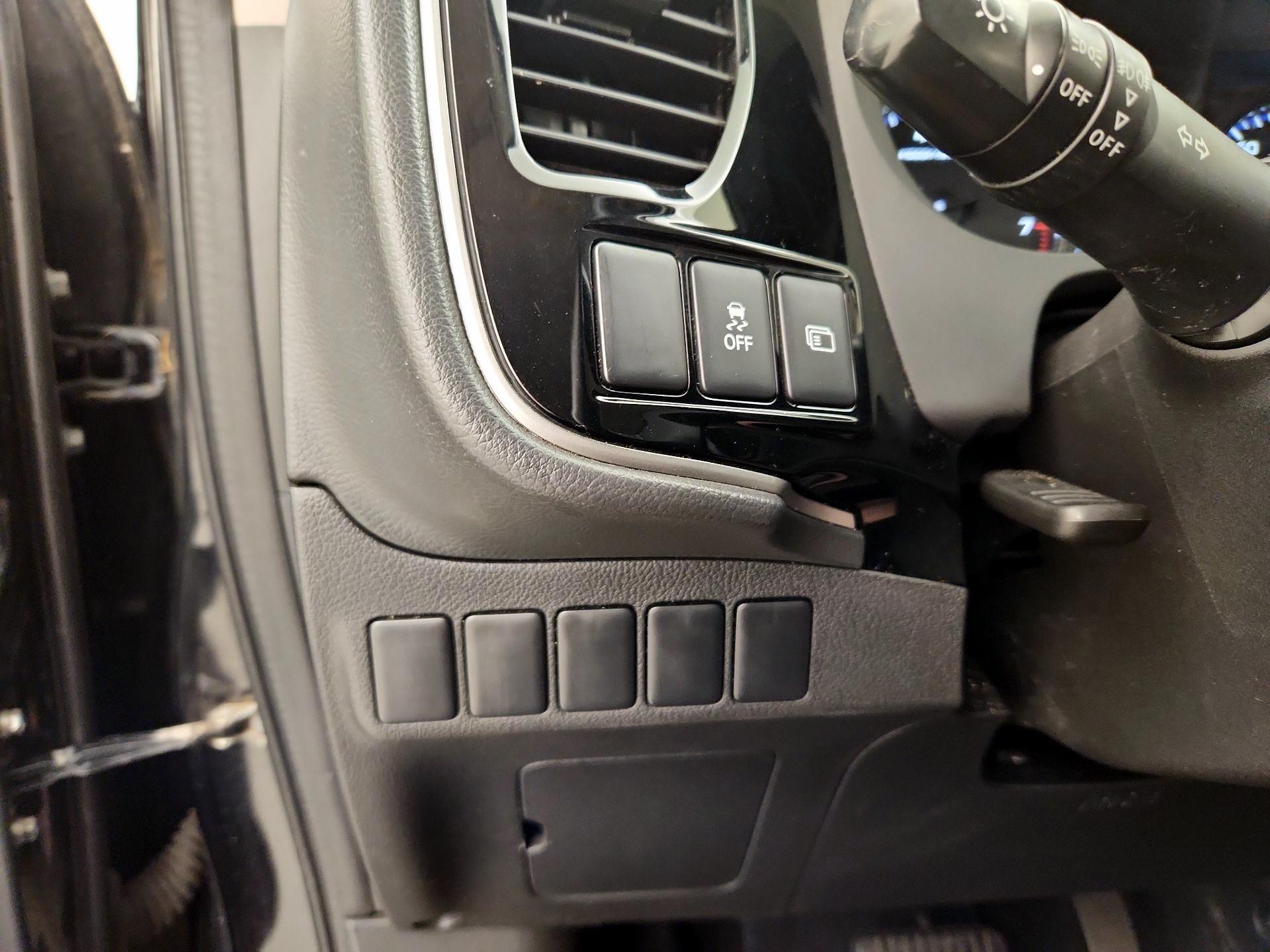 Thumbnail: 2018 Mitsubishi Outlander - 13