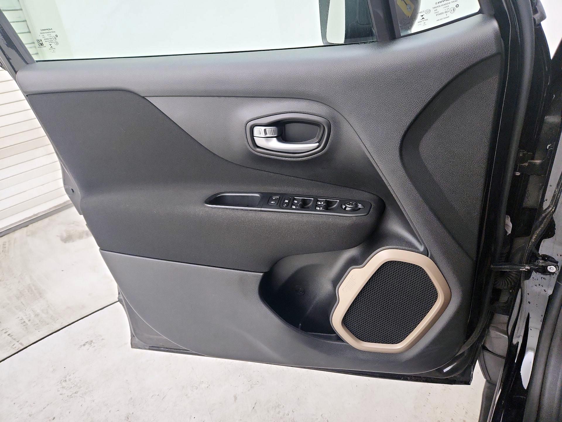 Thumbnail: 2017 Jeep Renegade - 12