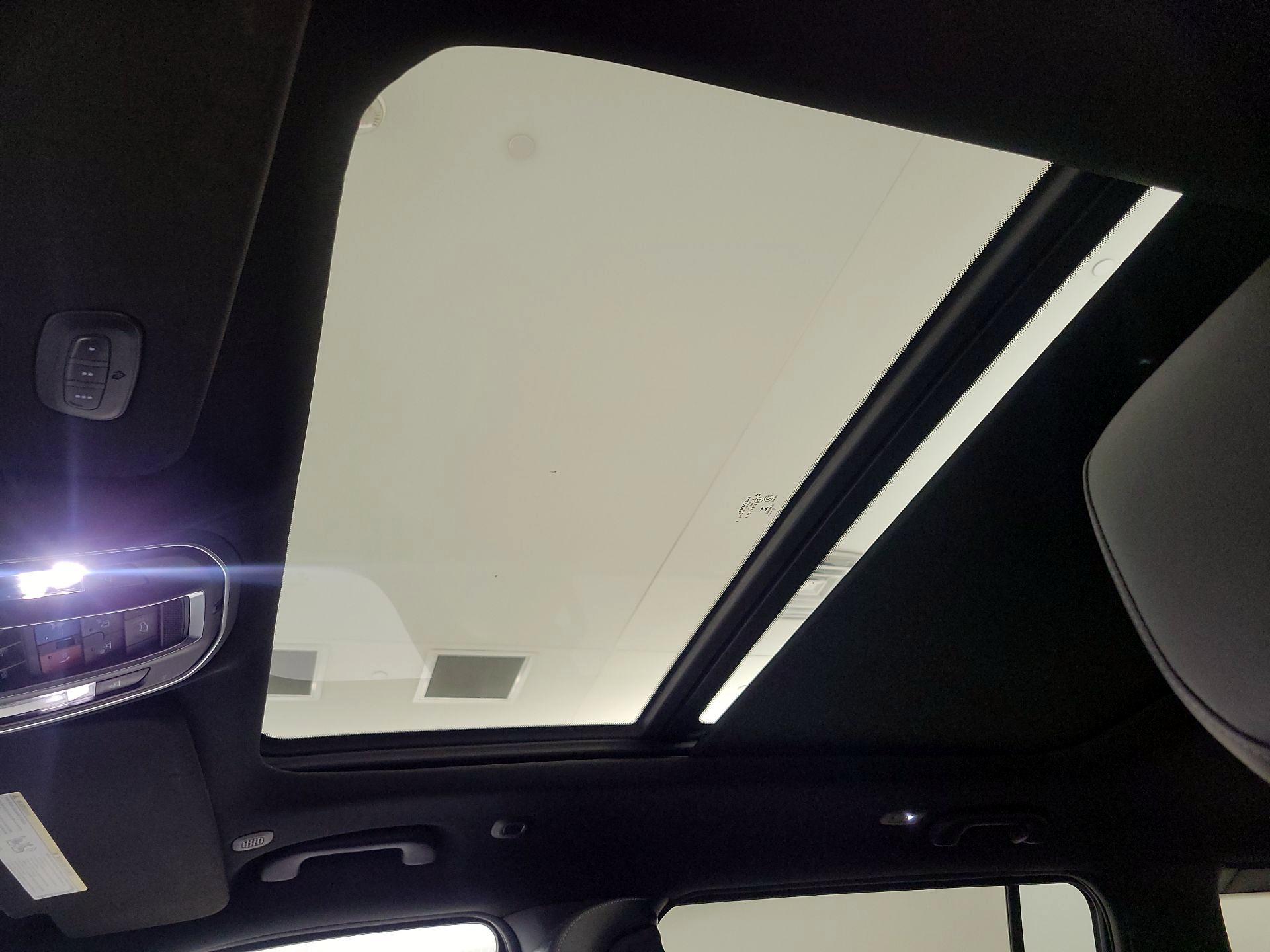 Thumbnail: 2022 Jeep Wagoneer - 19