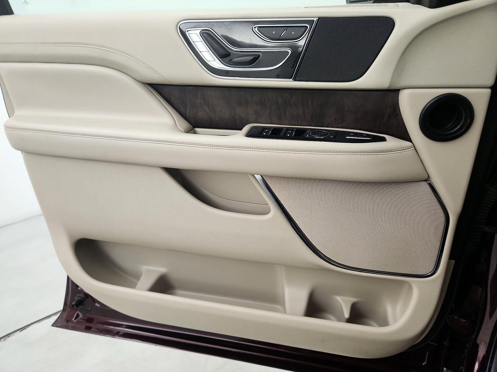 Thumbnail: 2018 Lincoln Navigator - 12