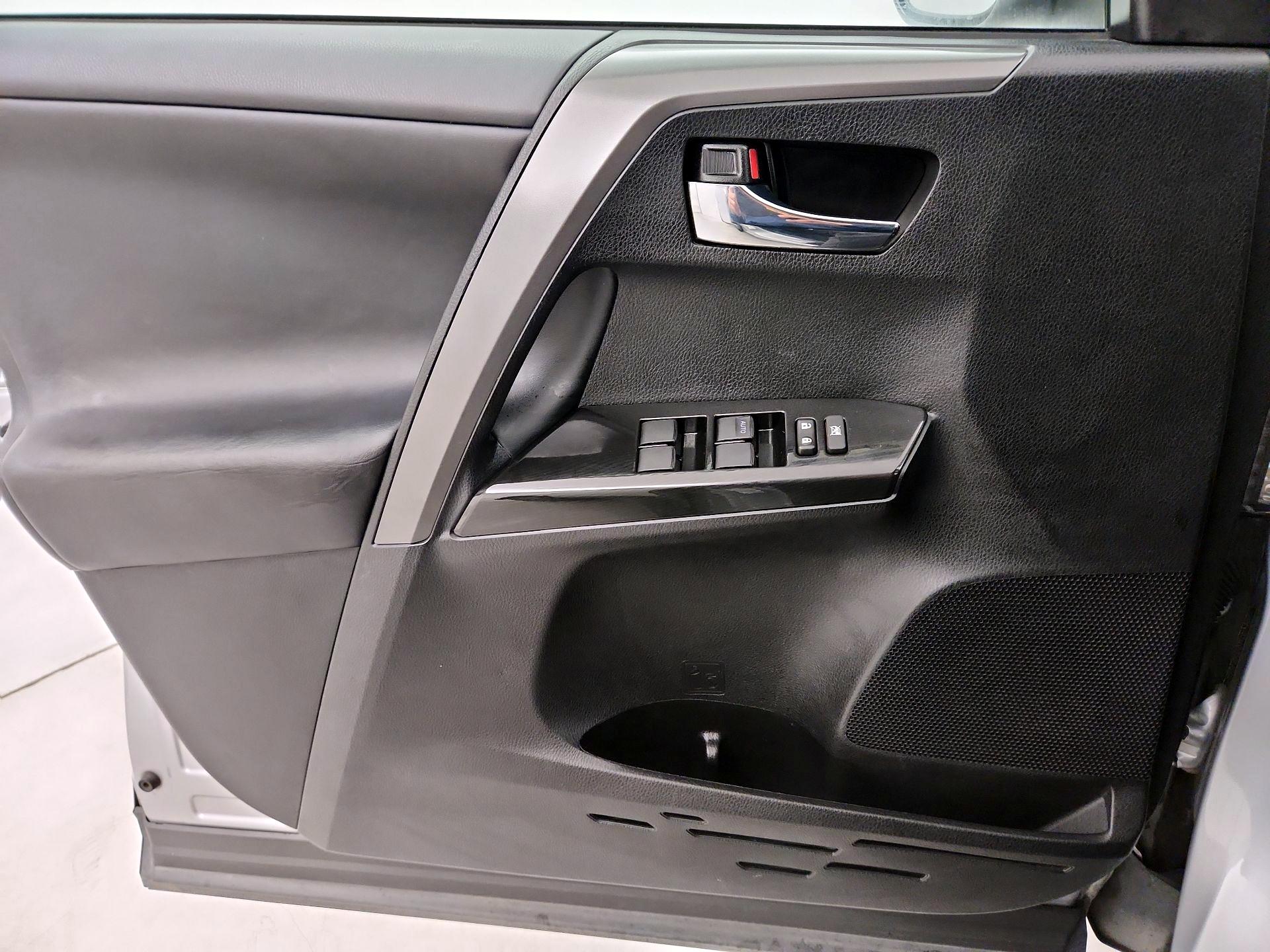 Thumbnail: 2018 Toyota RAV4 - 12