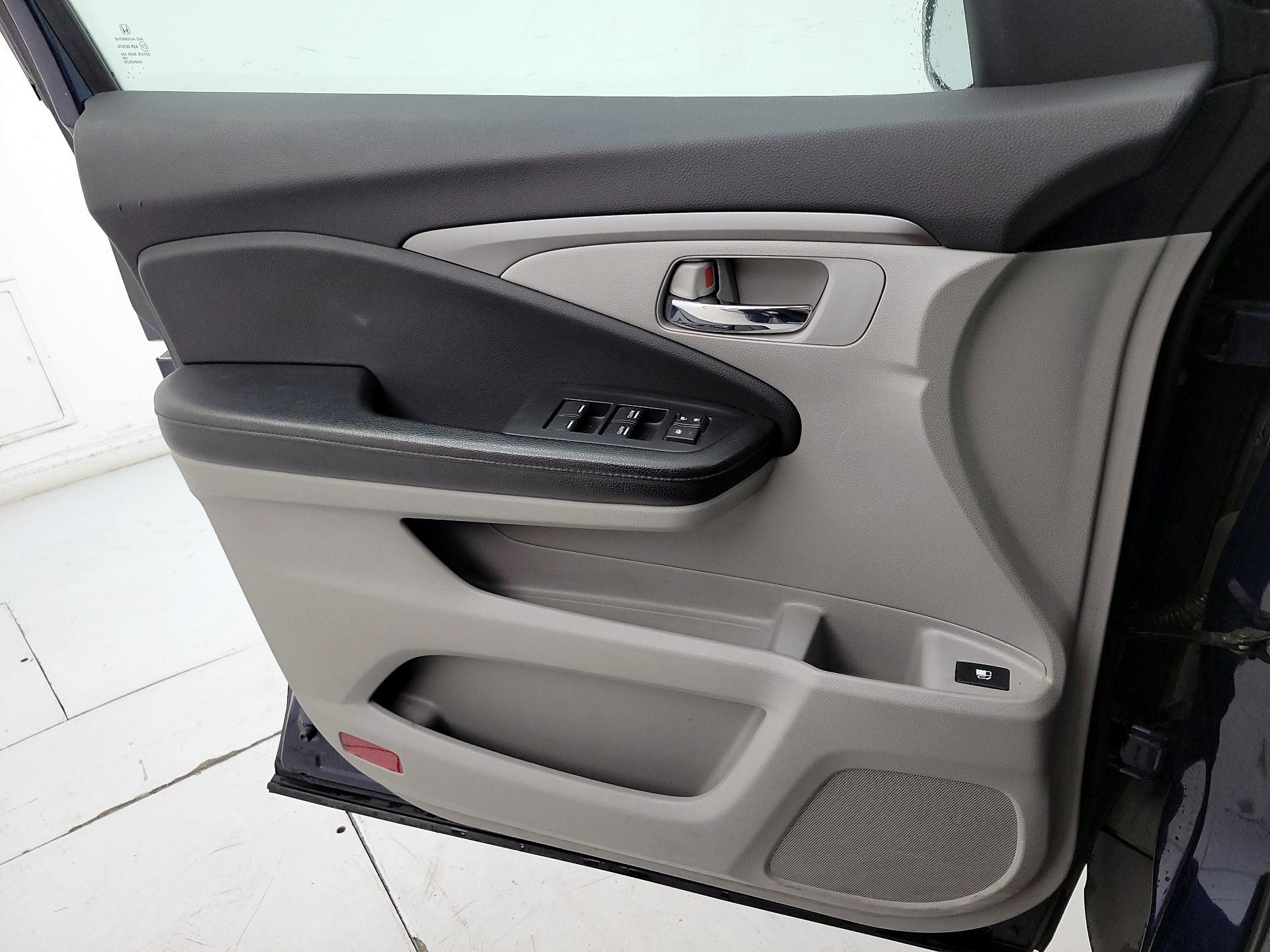 Thumbnail: 2016 Honda Pilot - 12