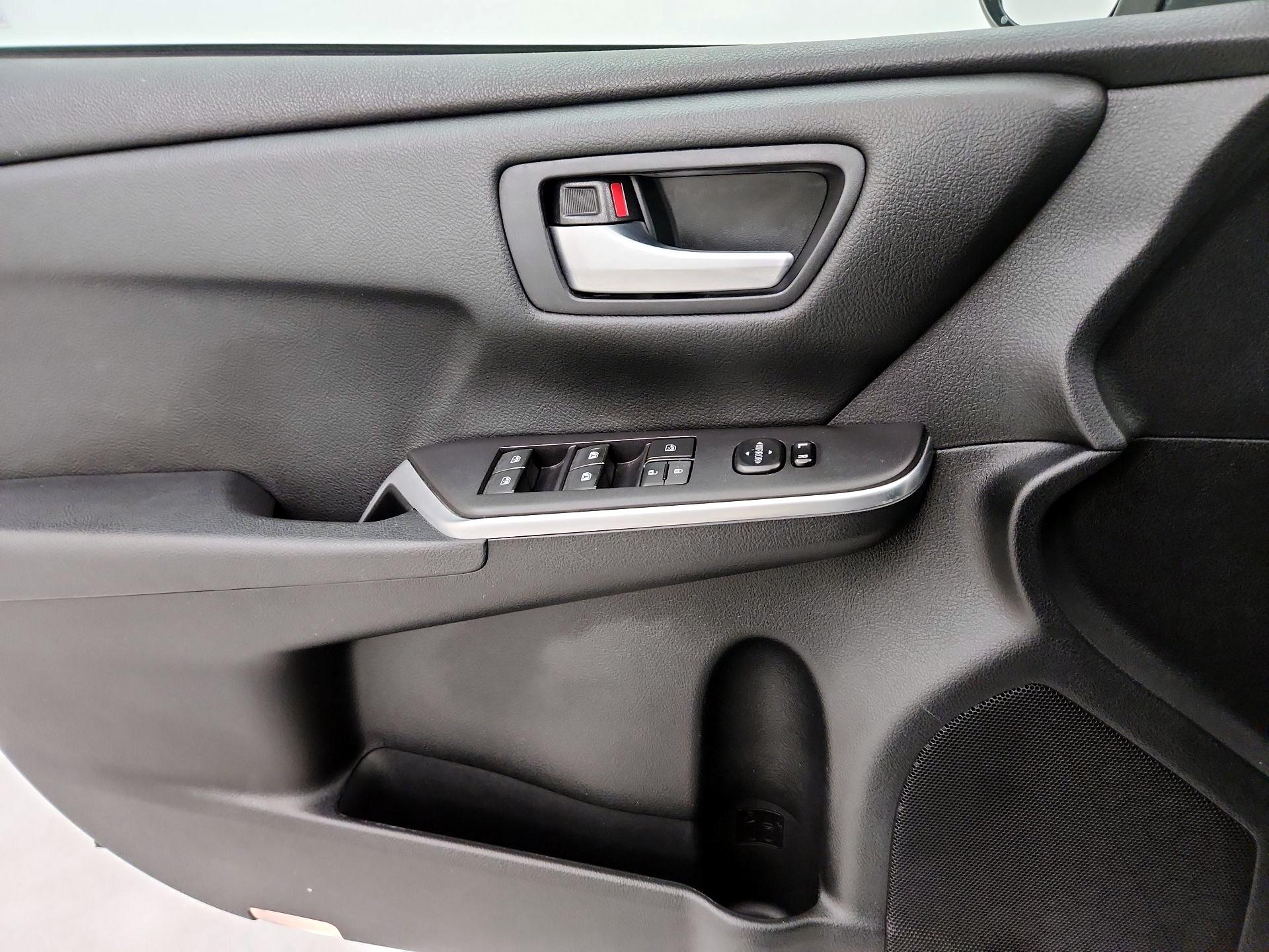 Thumbnail: 2015 Toyota Camry - 12