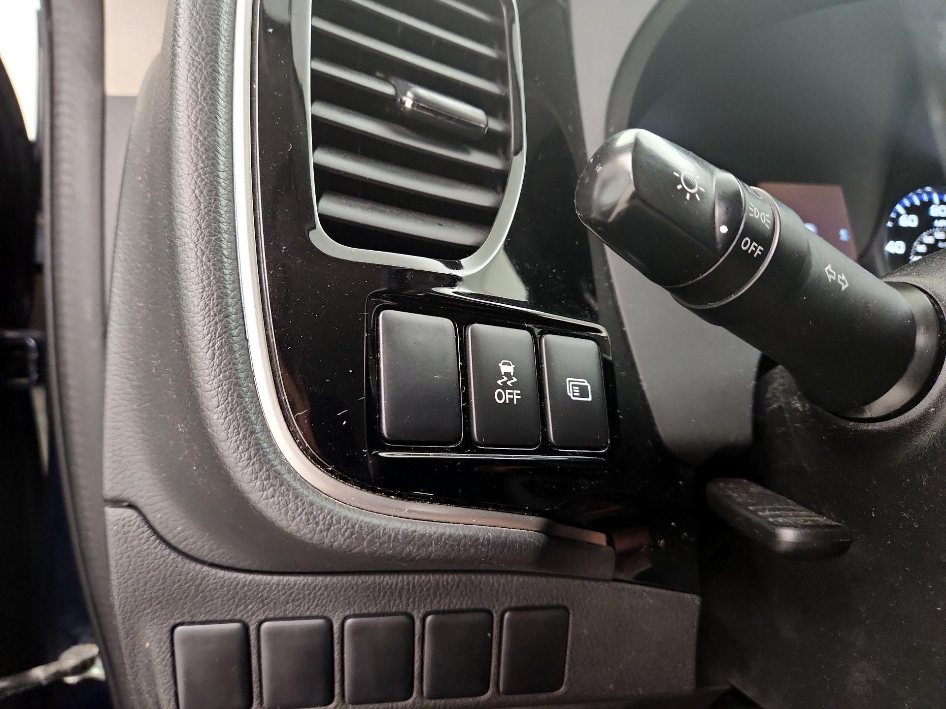 Thumbnail: 2017 Mitsubishi Outlander - 13