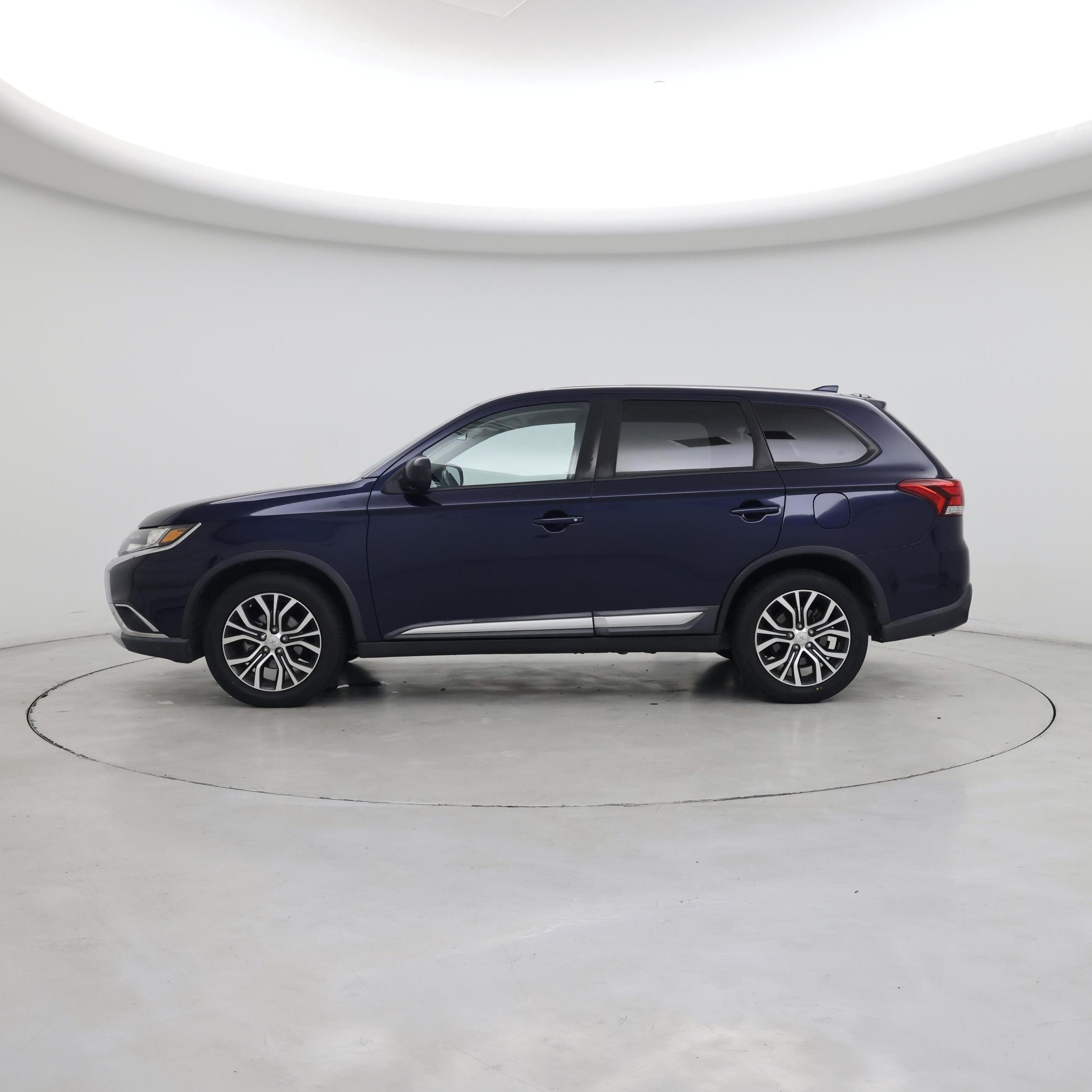 Thumbnail: 2017 Mitsubishi Outlander - 3