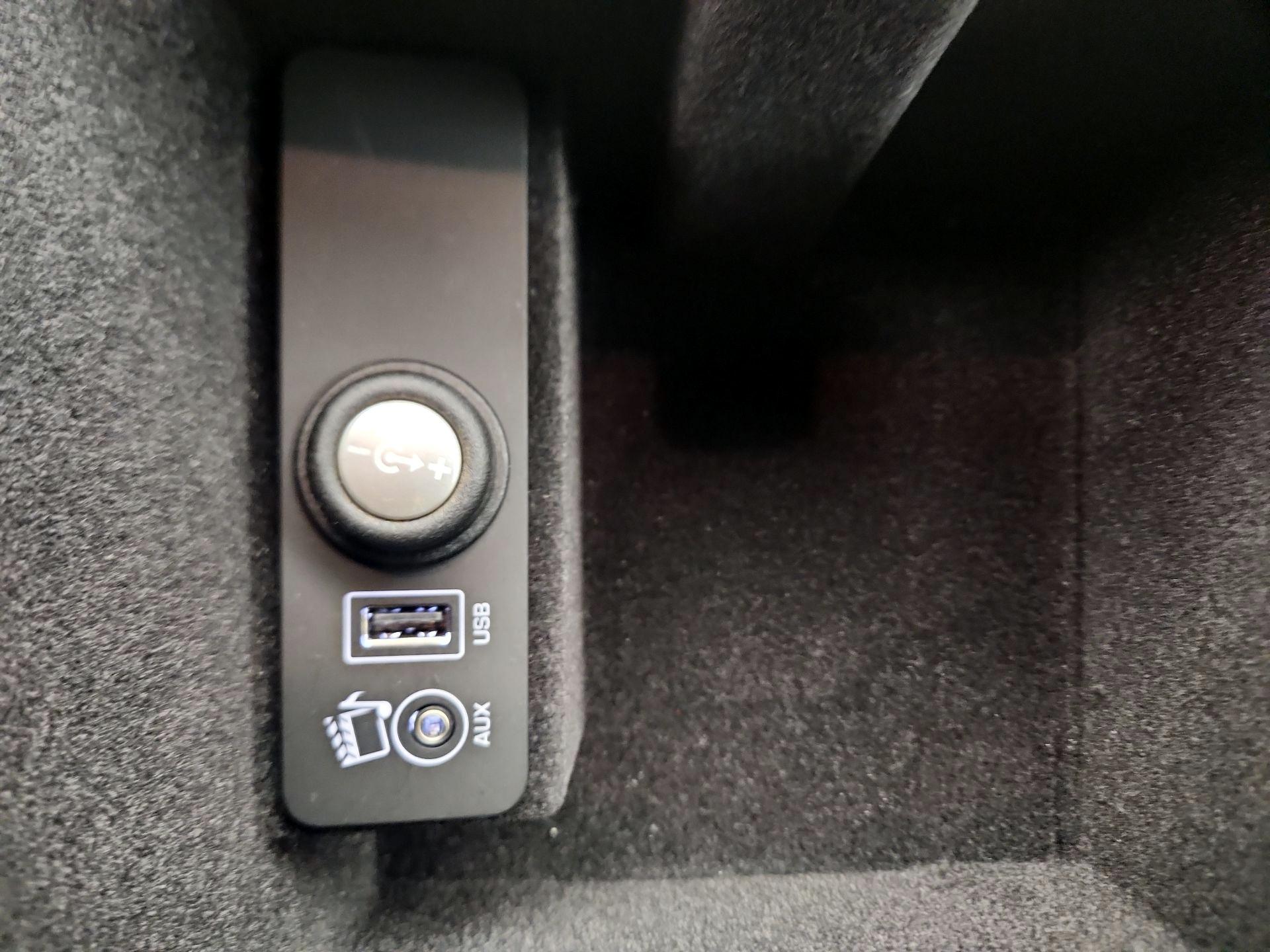 Thumbnail: 2015 Jaguar XF - 18