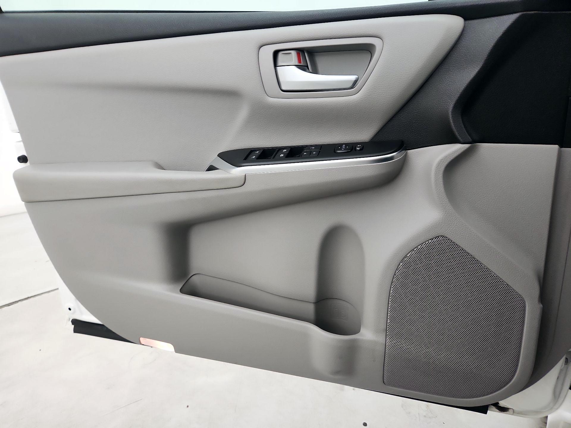 Thumbnail: 2016 Toyota Camry - 12