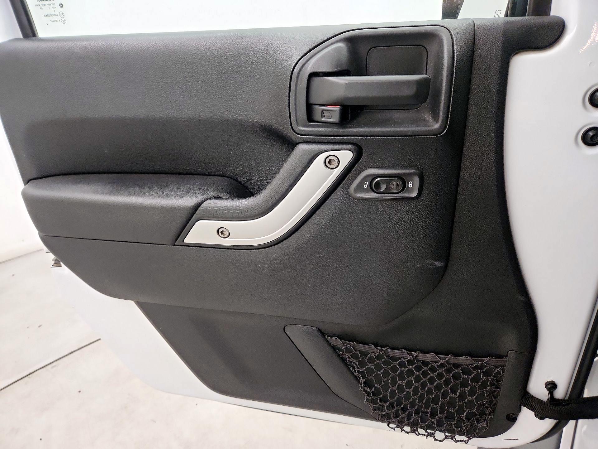 Thumbnail: 2015 Jeep Wrangler - 12