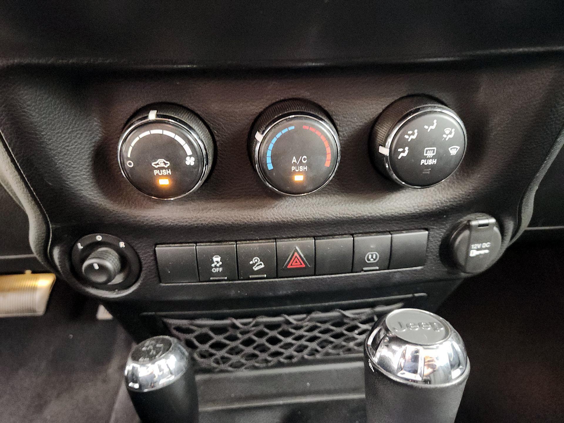 Thumbnail: 2015 Jeep Wrangler - 14