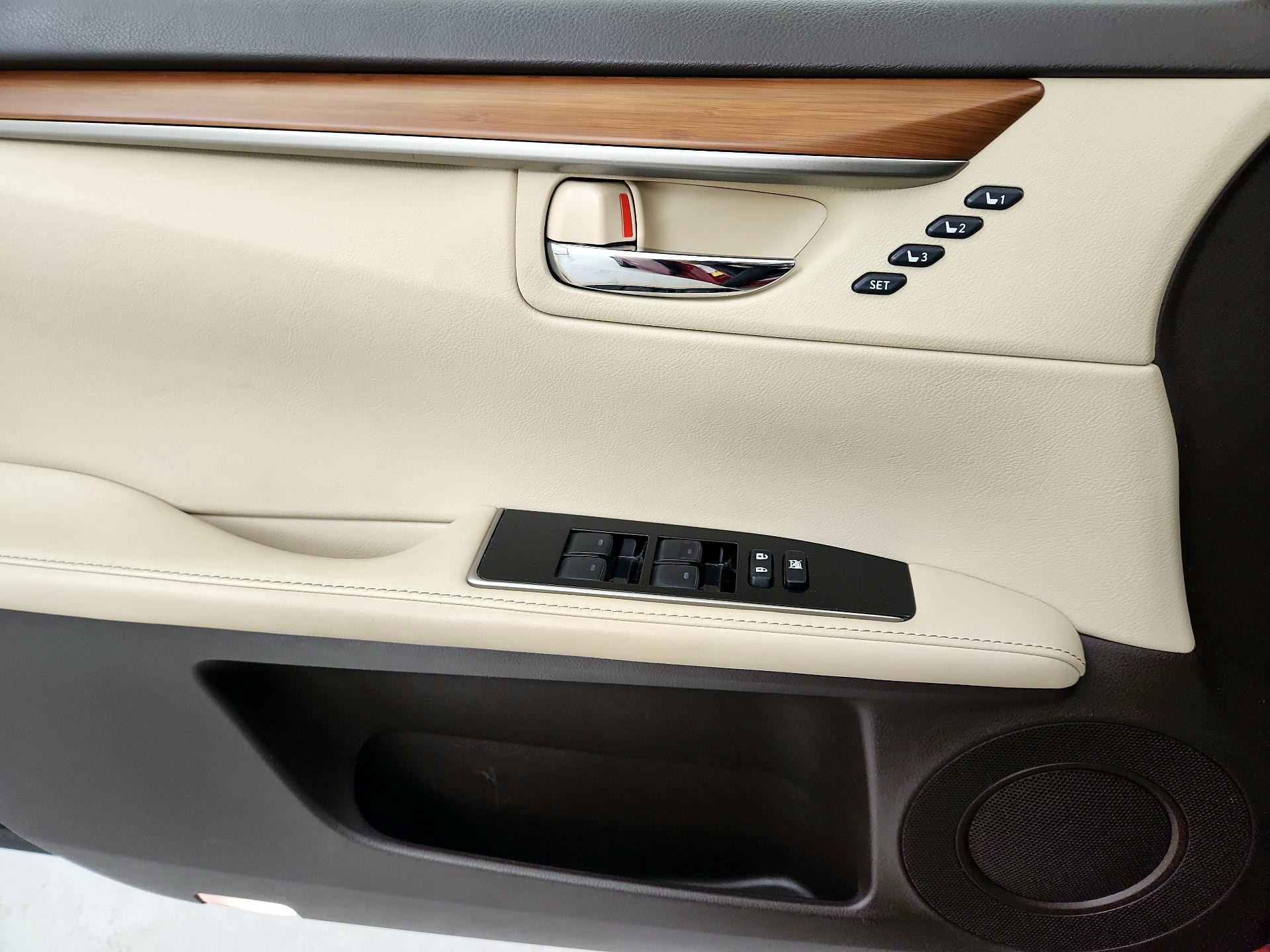 Thumbnail: 2017 Lexus ES - 12