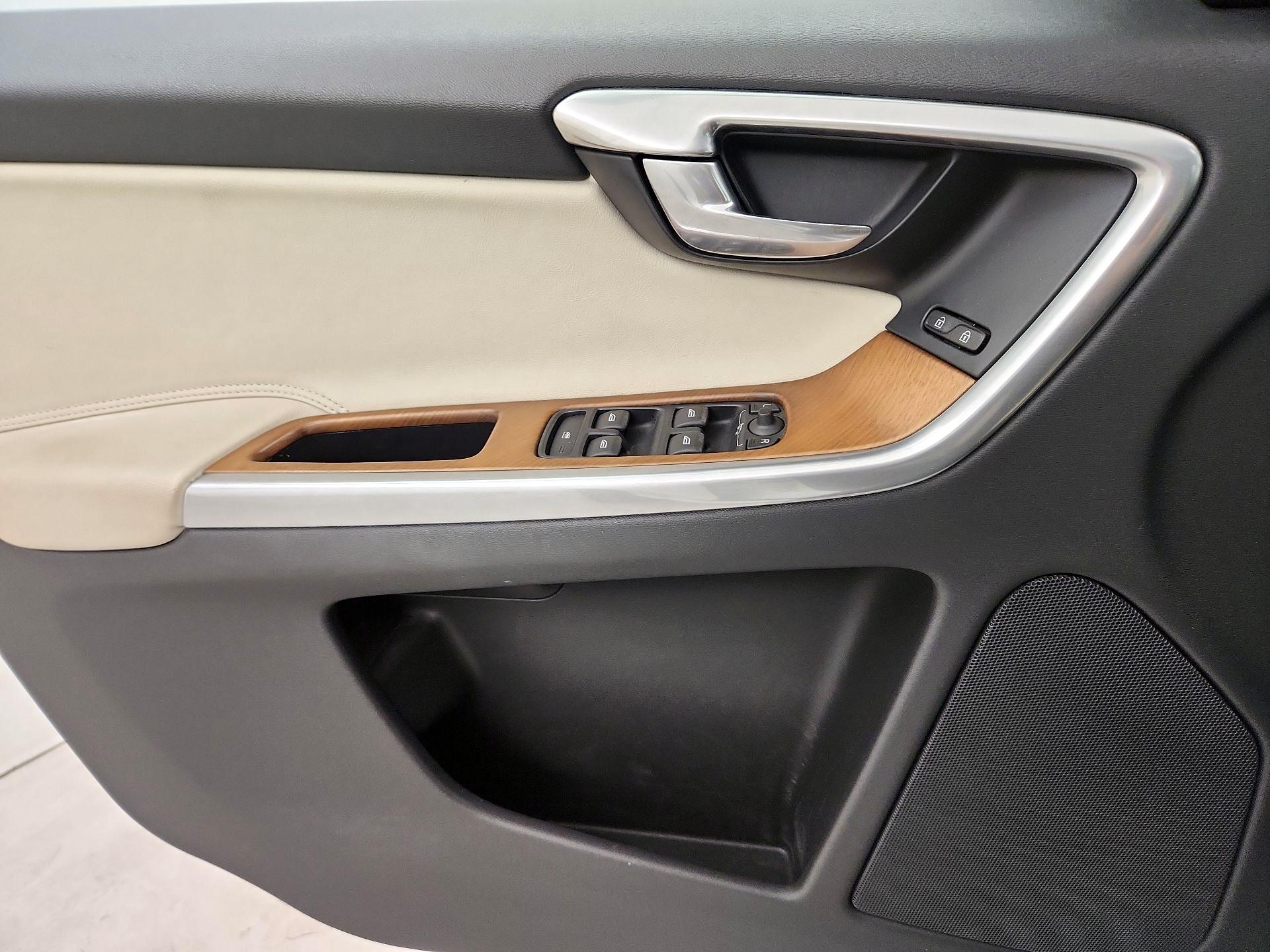 Thumbnail: 2015 Volvo XC60 - 12