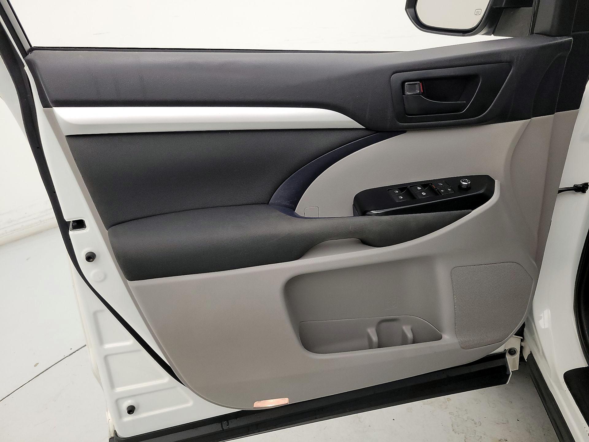 Thumbnail: 2016 Toyota Highlander - 12