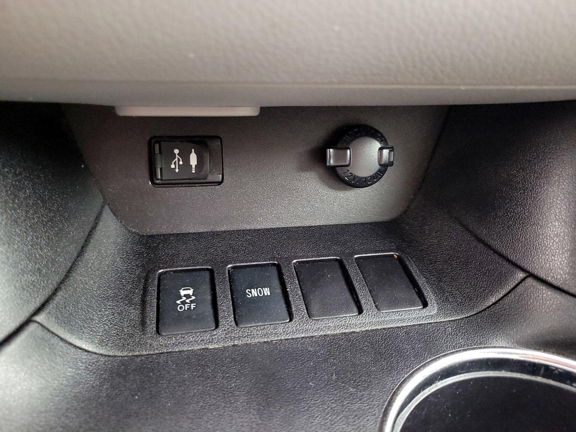 Thumbnail: 2016 Toyota Highlander - 18