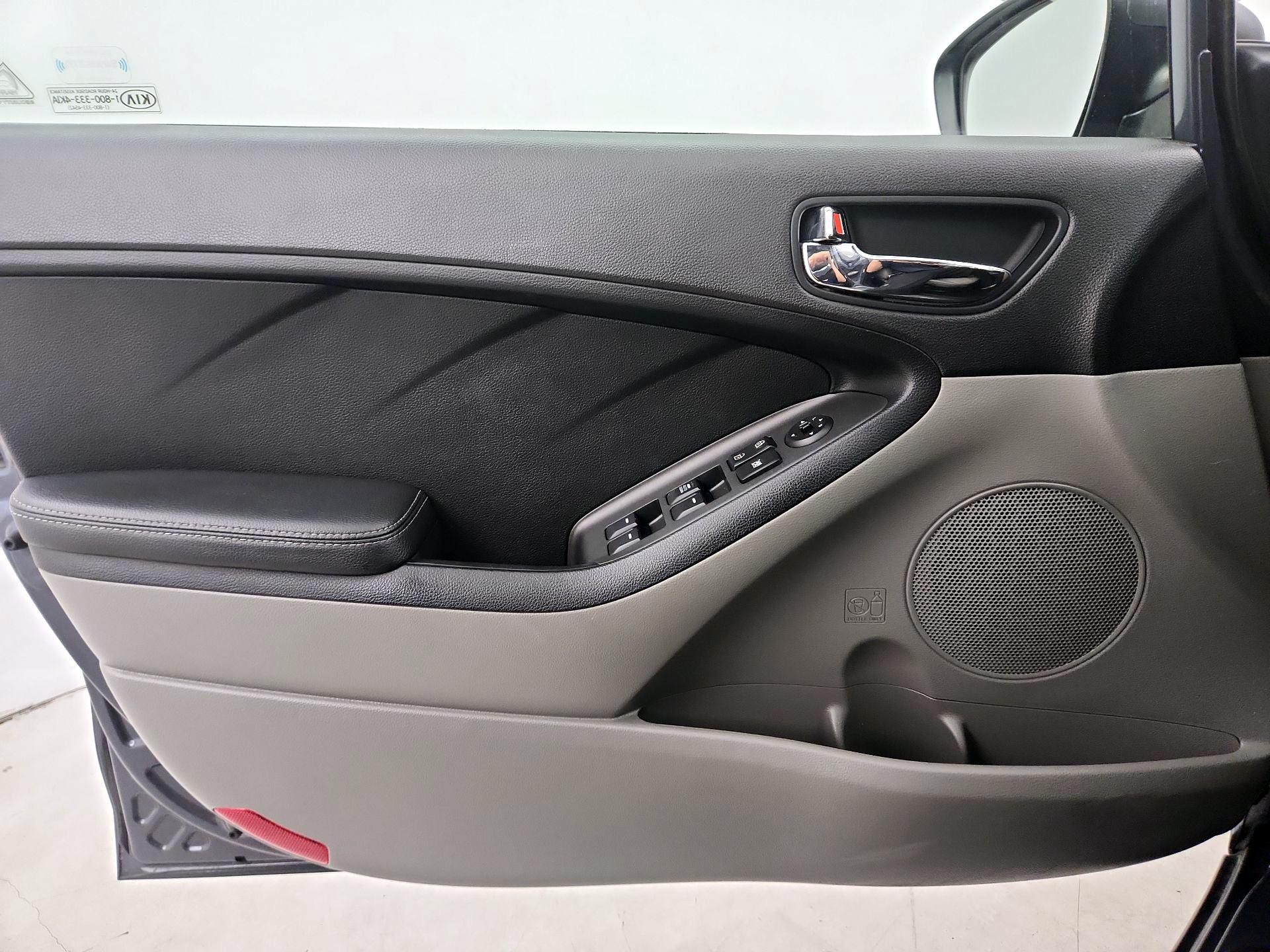 Thumbnail: 2016 Kia Forte - 12