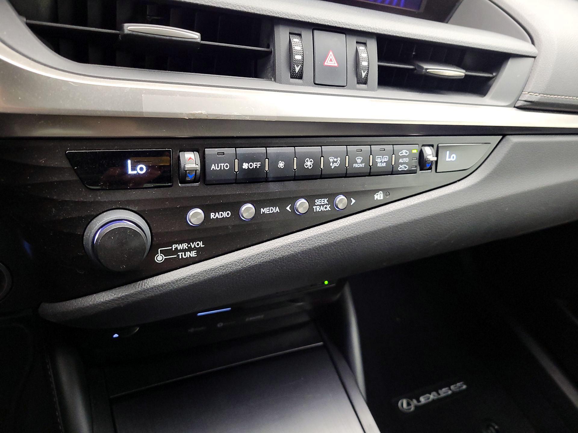 Thumbnail: 2020 Lexus ES - 16