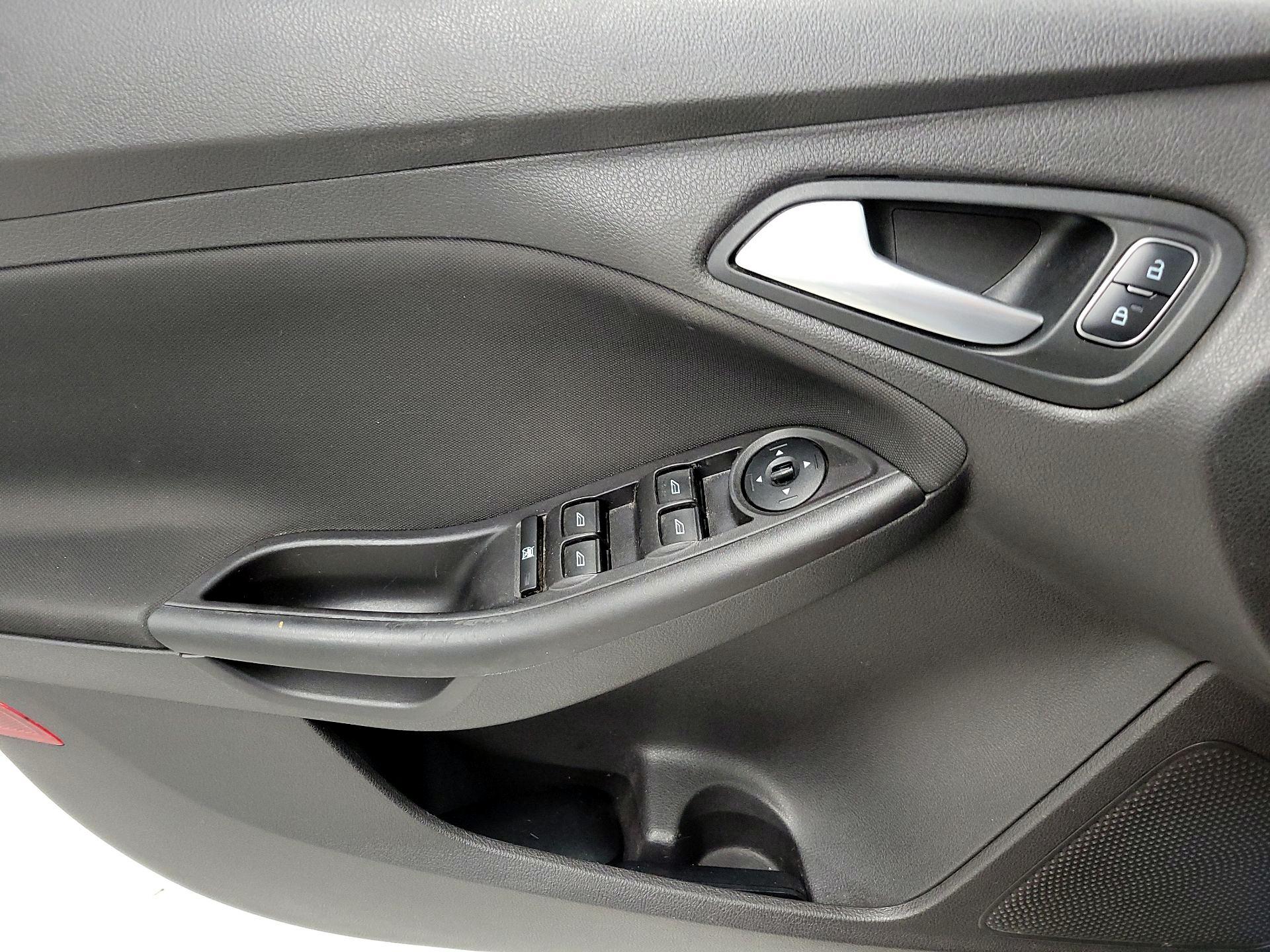 Thumbnail: 2015 Ford Focus - 12