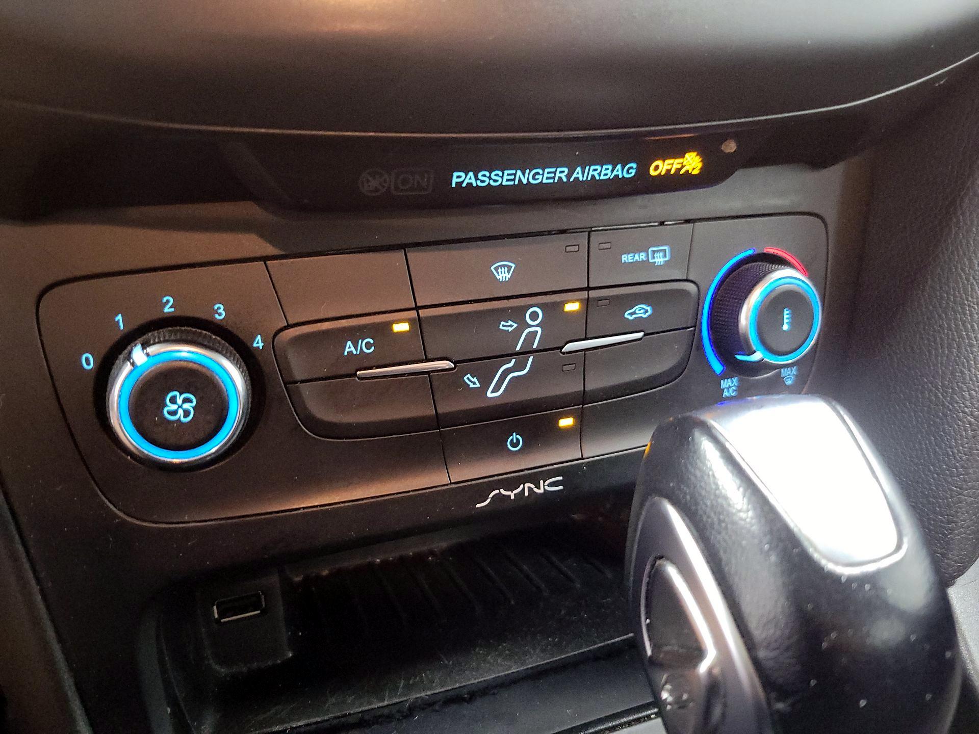 Thumbnail: 2015 Ford Focus - 15