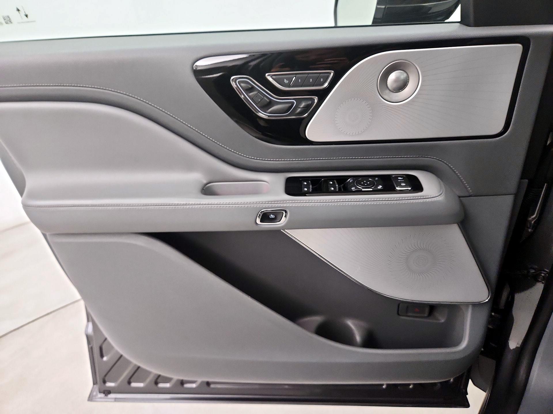 Thumbnail: 2020 Lincoln Aviator - 12
