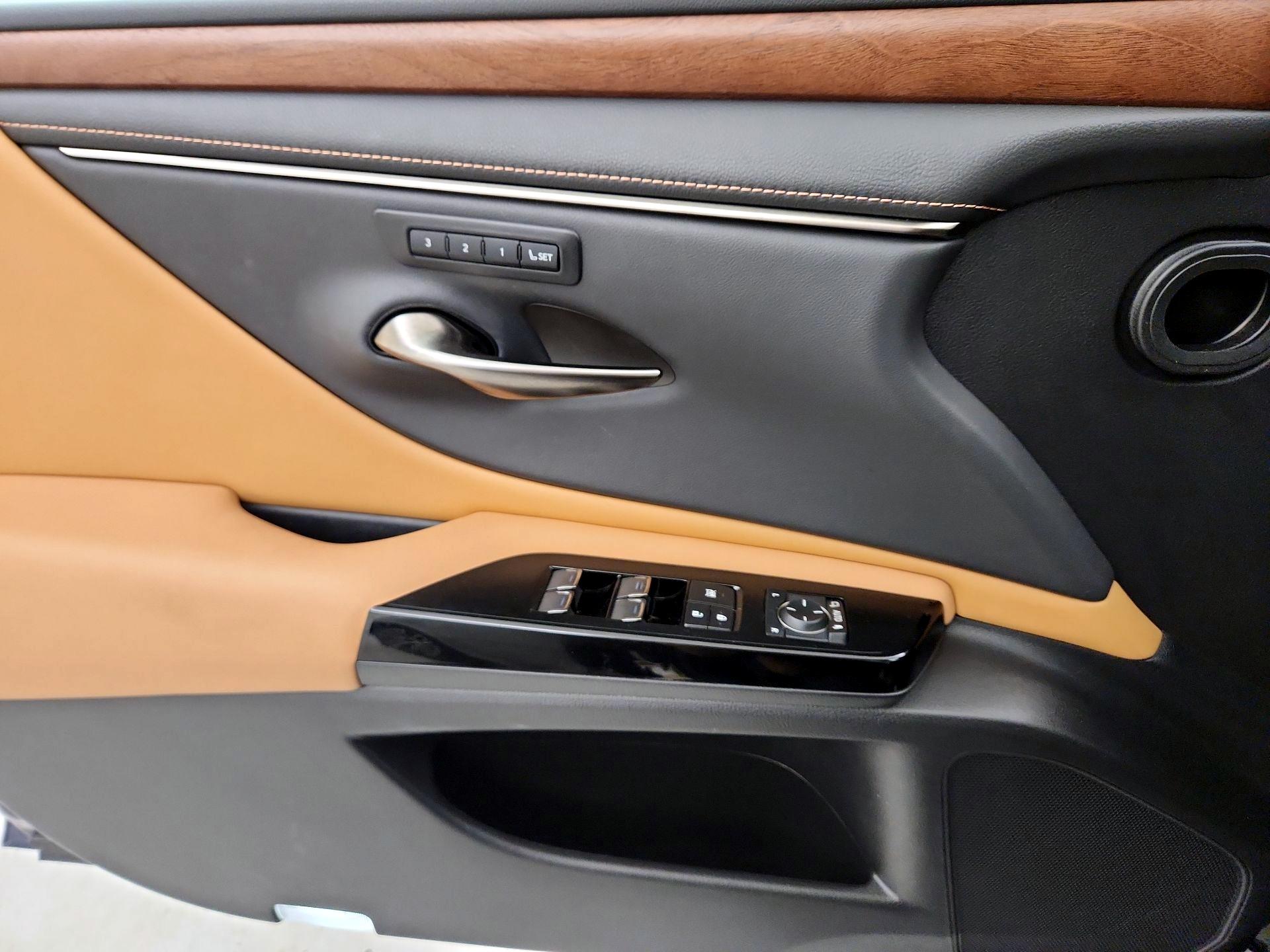 Thumbnail: 2022 Lexus ES - 12