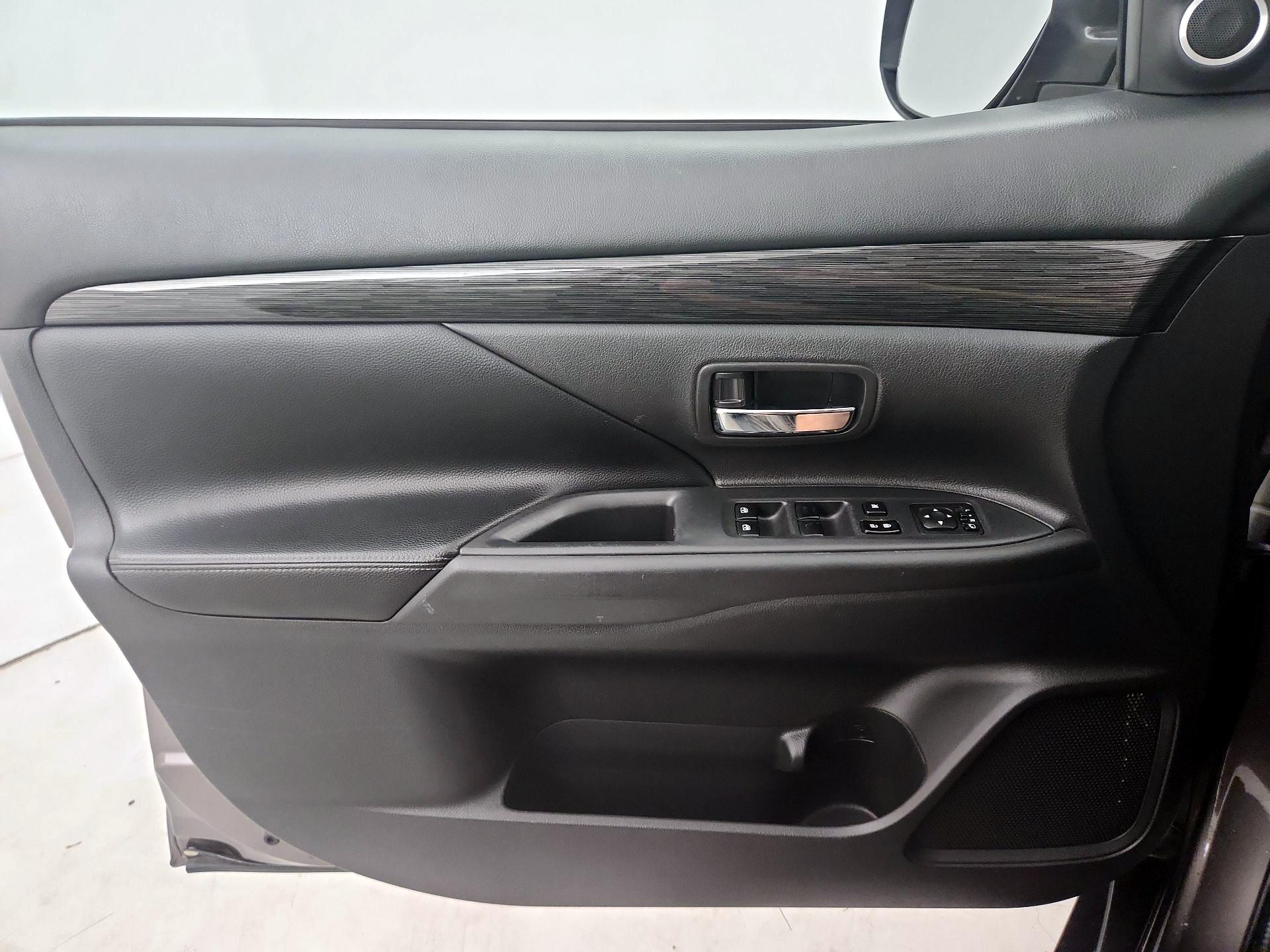 Thumbnail: 2016 Mitsubishi Outlander - 12