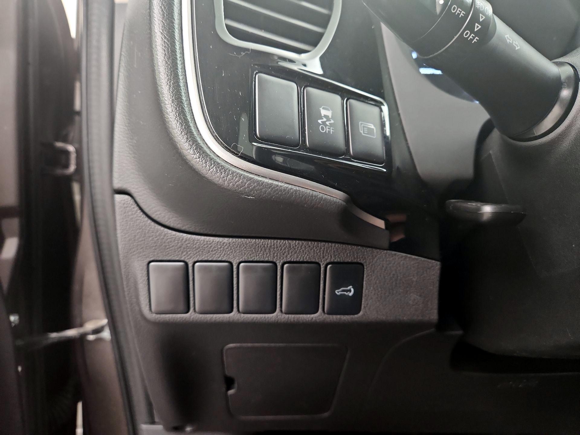 Thumbnail: 2016 Mitsubishi Outlander - 13