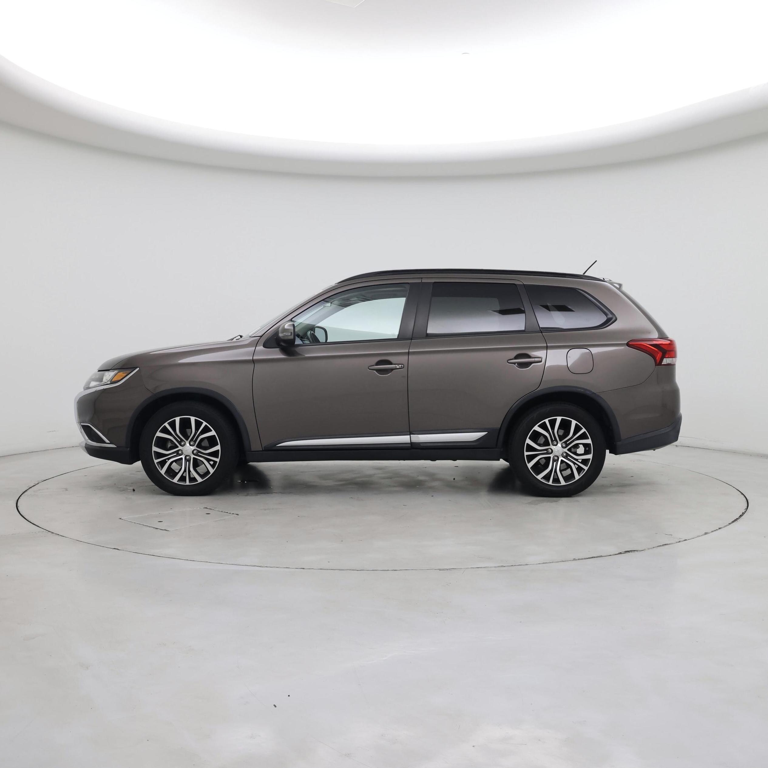 Thumbnail: 2016 Mitsubishi Outlander - 3