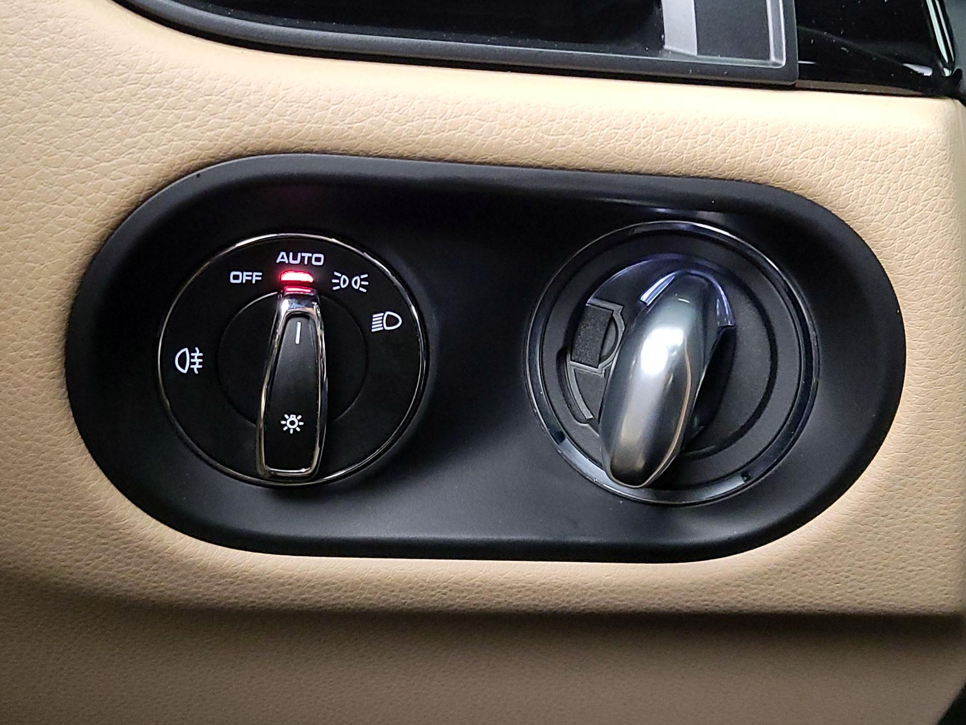 Thumbnail: 2023 Porsche Macan - 13