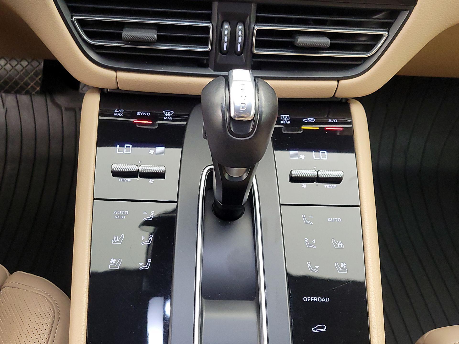 Thumbnail: 2023 Porsche Macan - 18