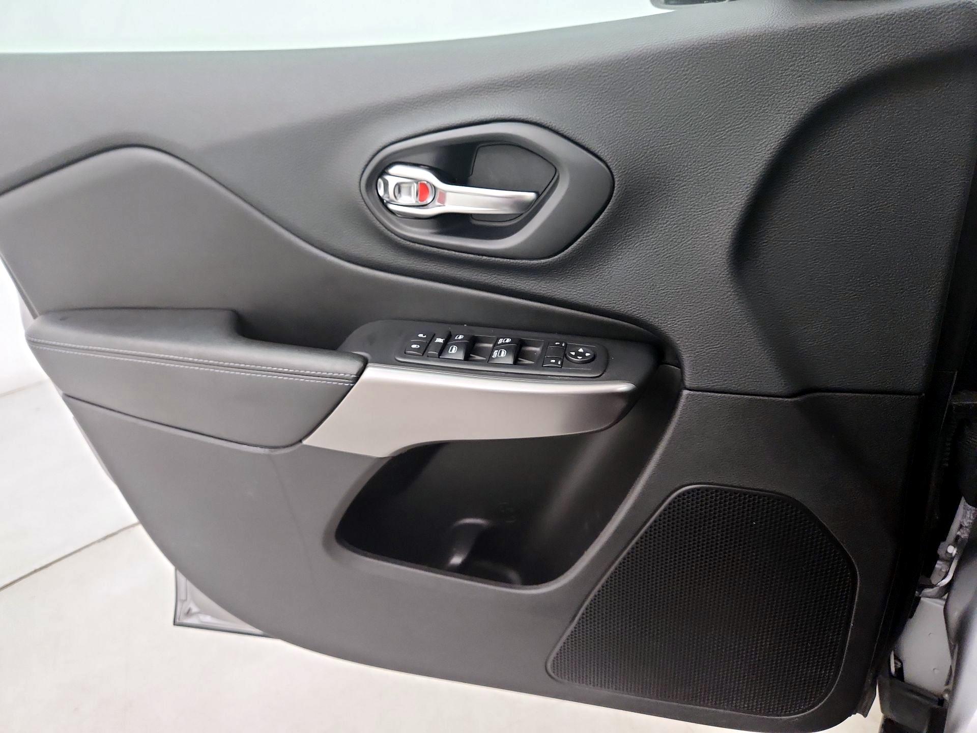 Thumbnail: 2019 Jeep Cherokee - 12