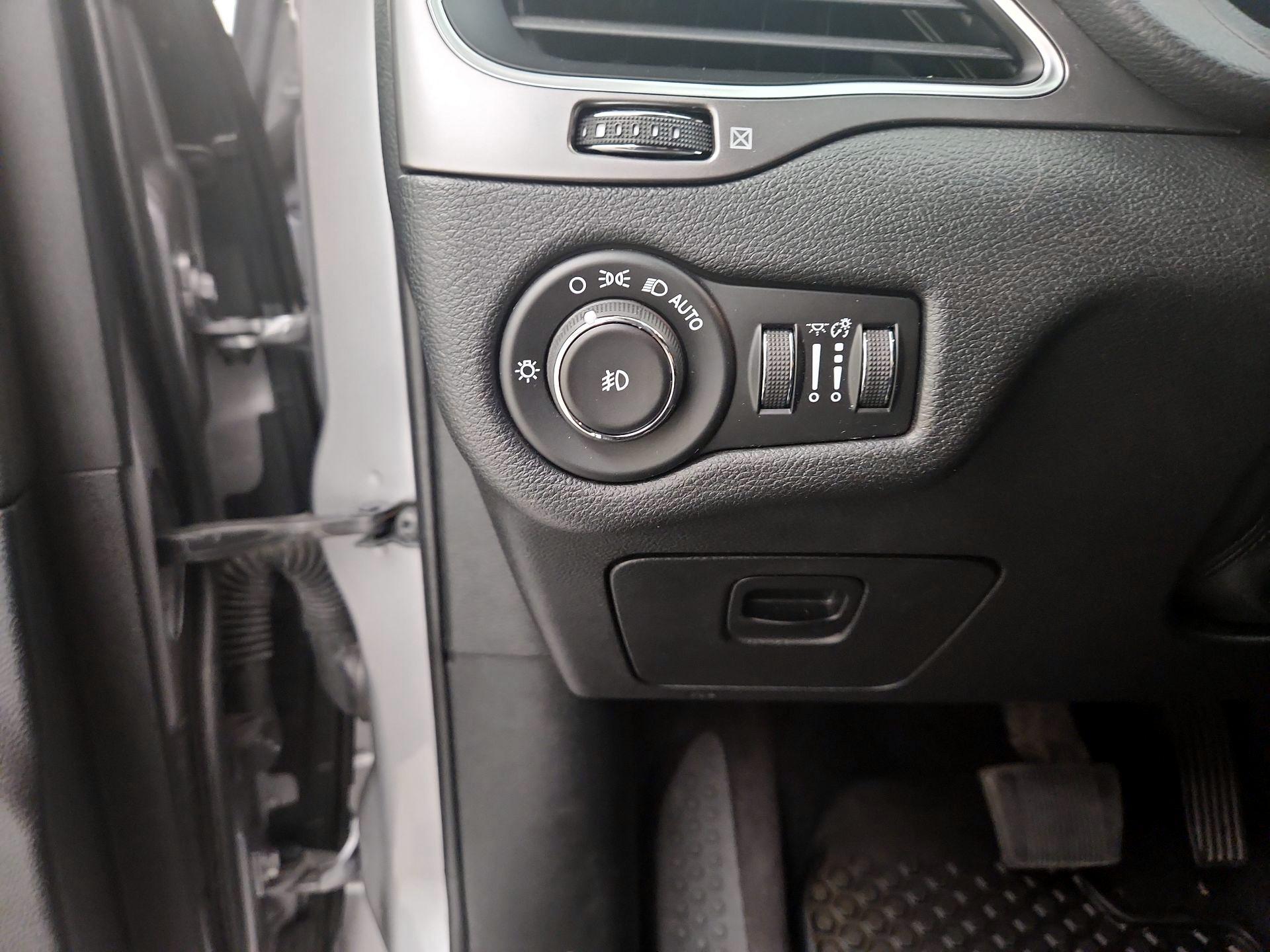 Thumbnail: 2019 Jeep Cherokee - 13