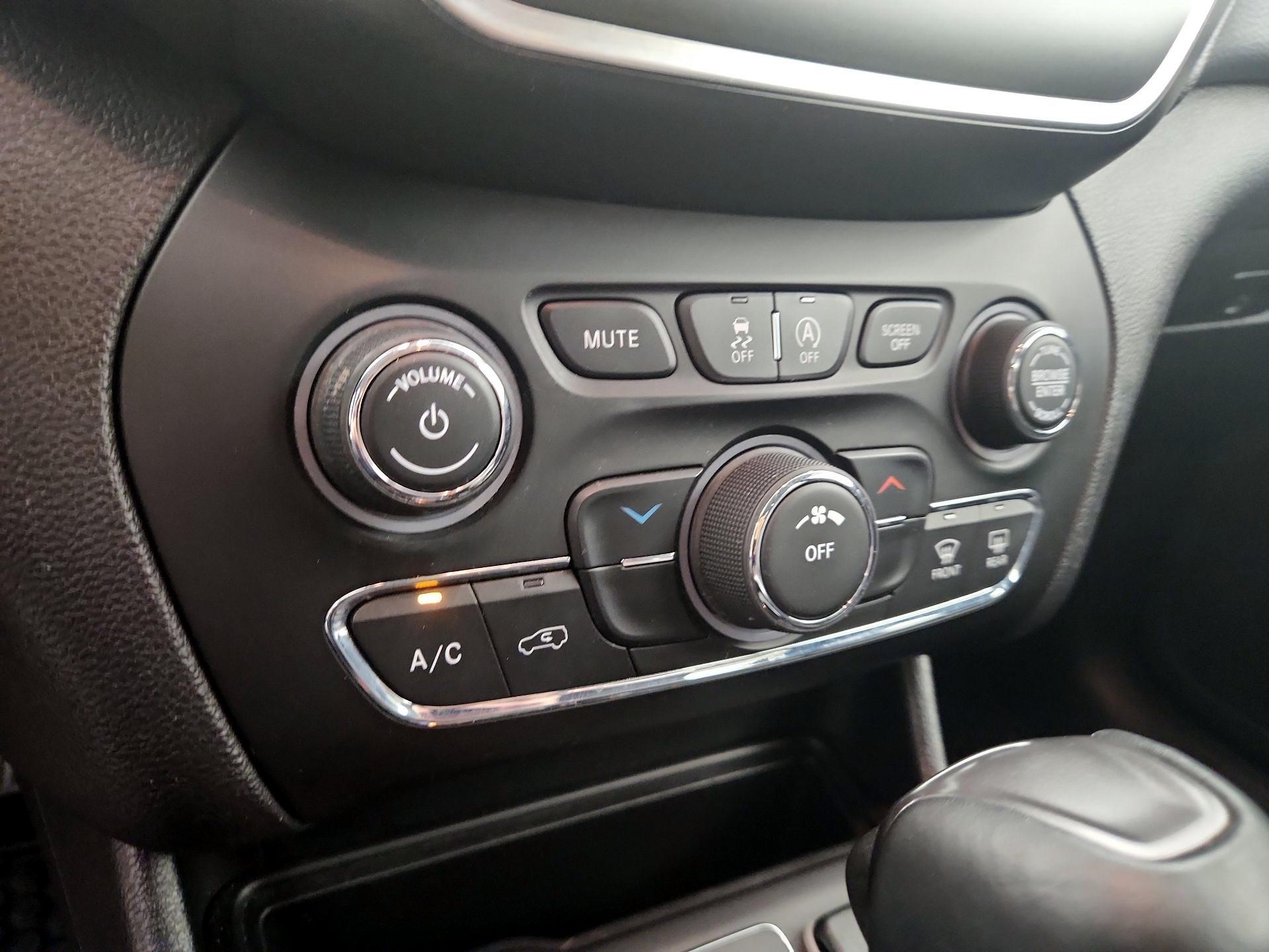 Thumbnail: 2019 Jeep Cherokee - 16