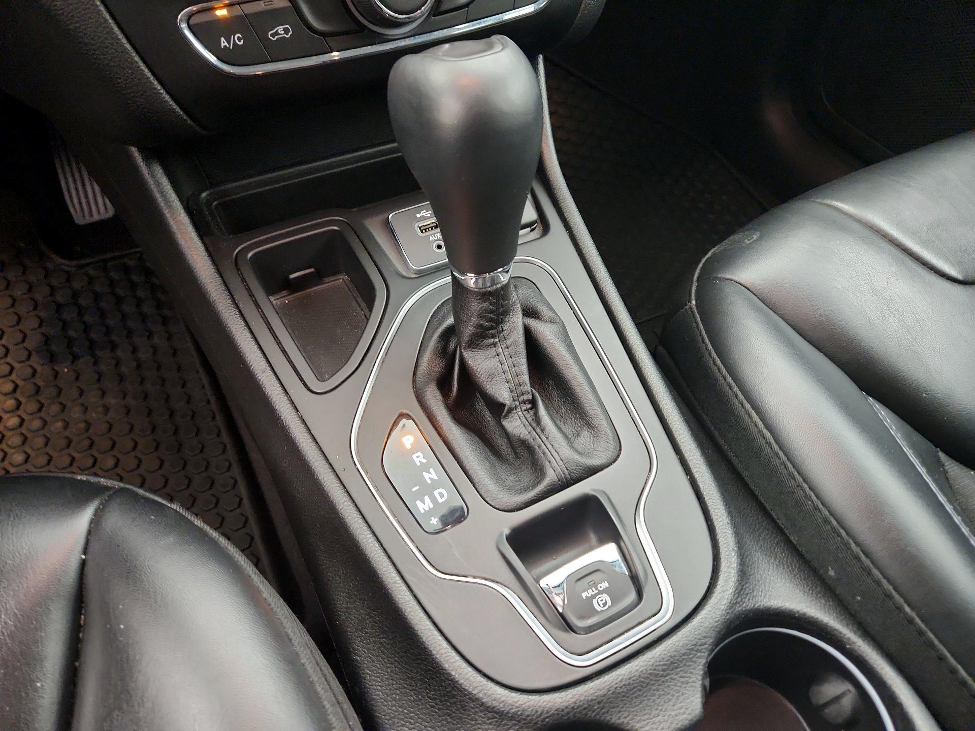 Thumbnail: 2019 Jeep Cherokee - 17