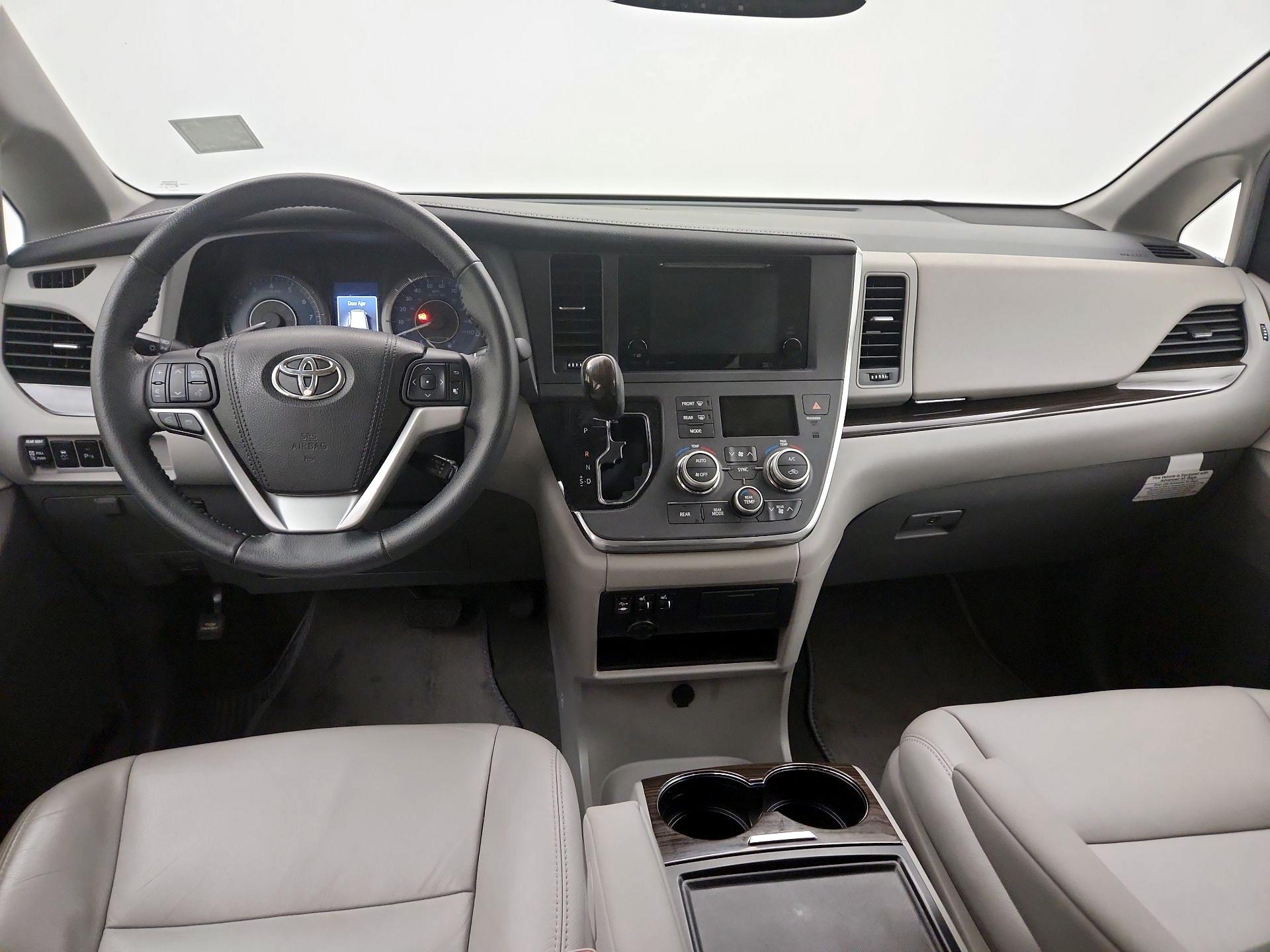 Thumbnail: 2017 Toyota Sienna - 9
