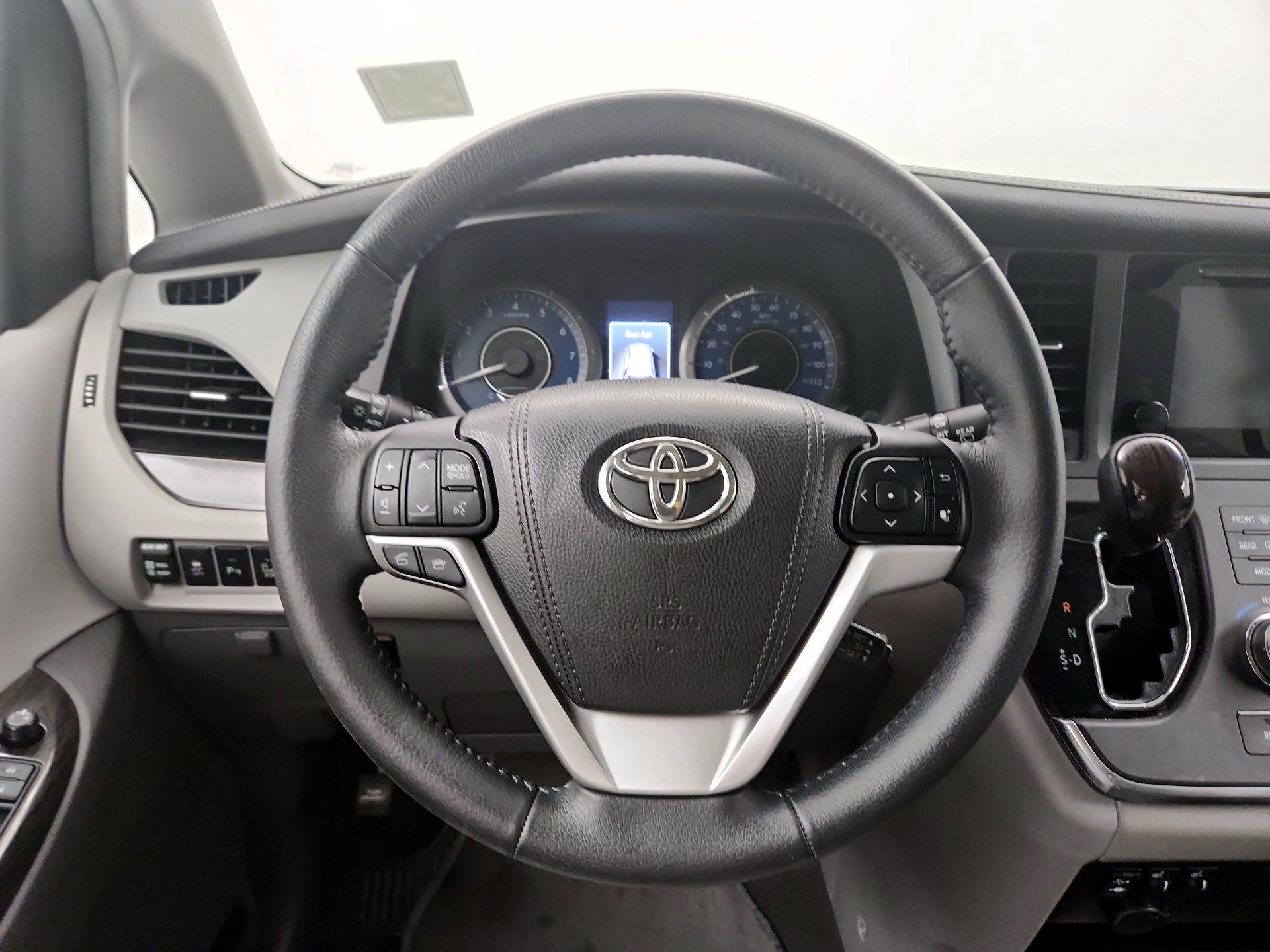 Thumbnail: 2017 Toyota Sienna - 10