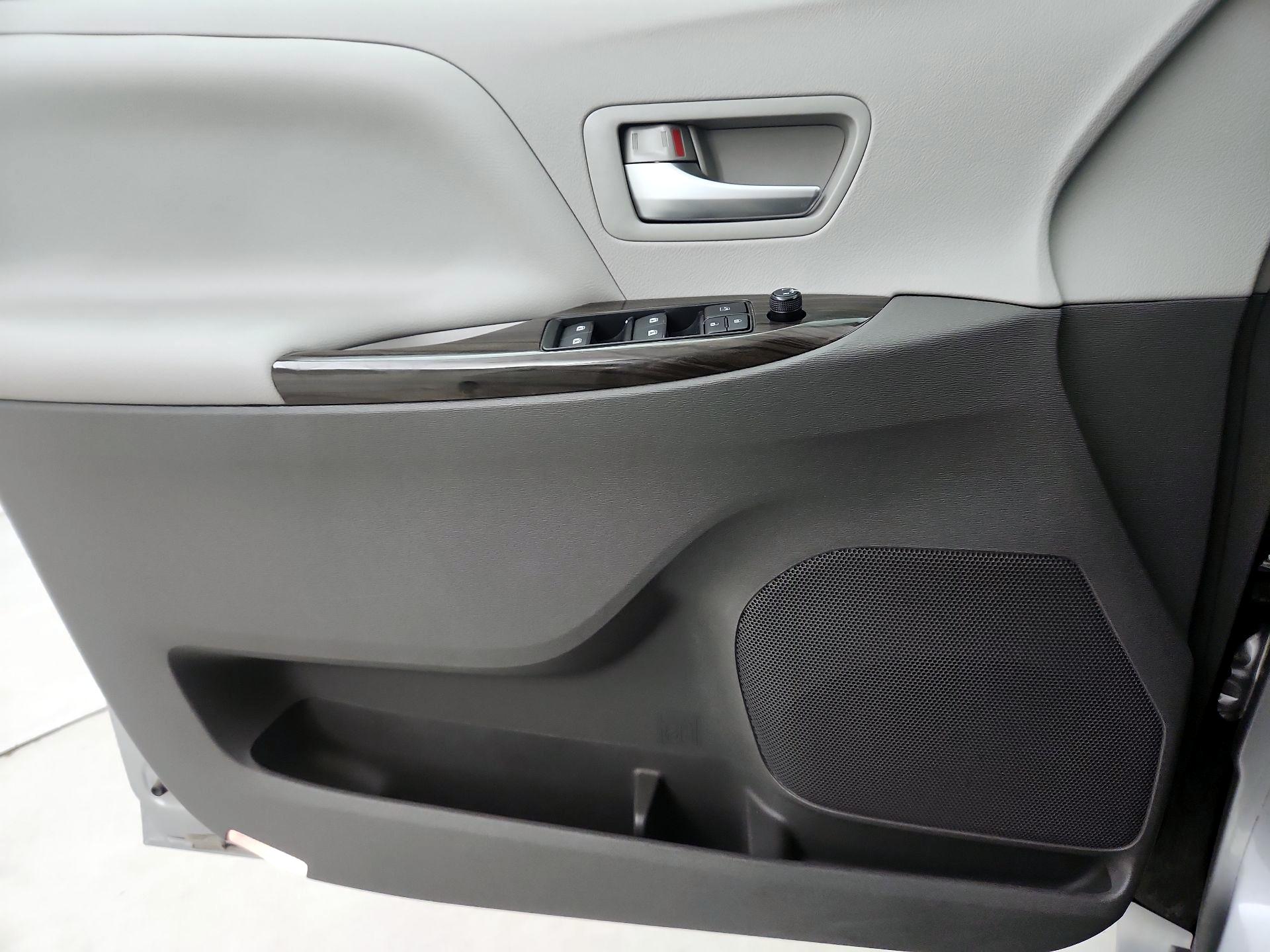 Thumbnail: 2017 Toyota Sienna - 12