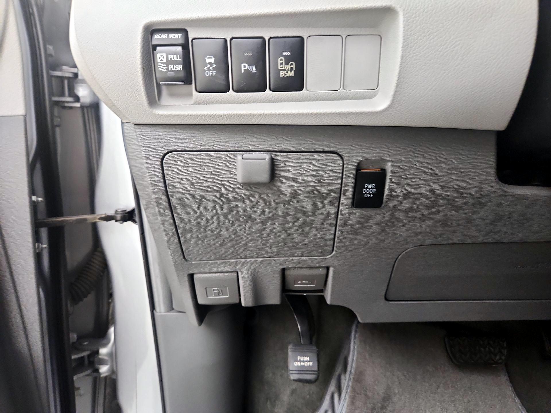 Thumbnail: 2017 Toyota Sienna - 13
