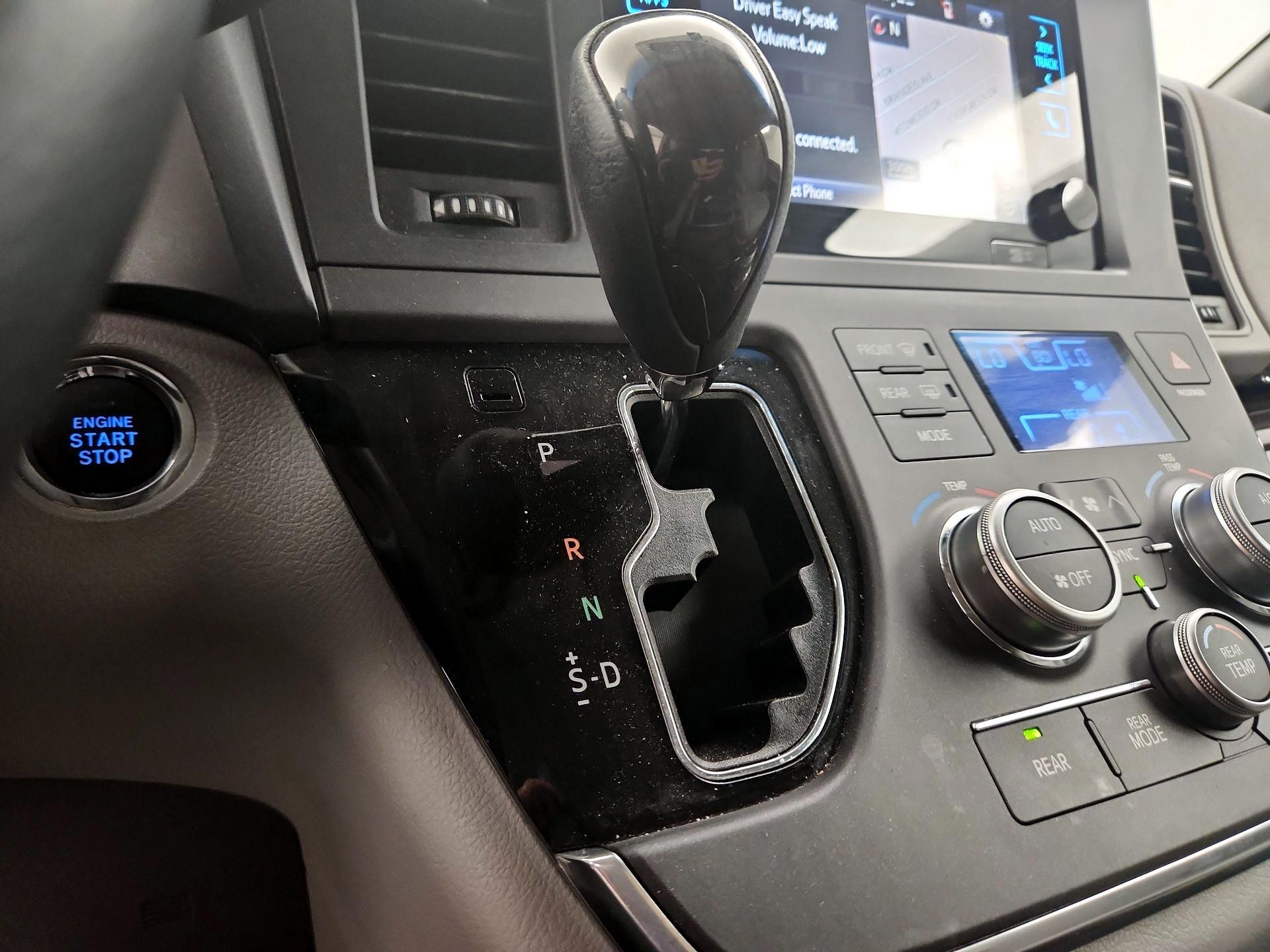 Thumbnail: 2017 Toyota Sienna - 17