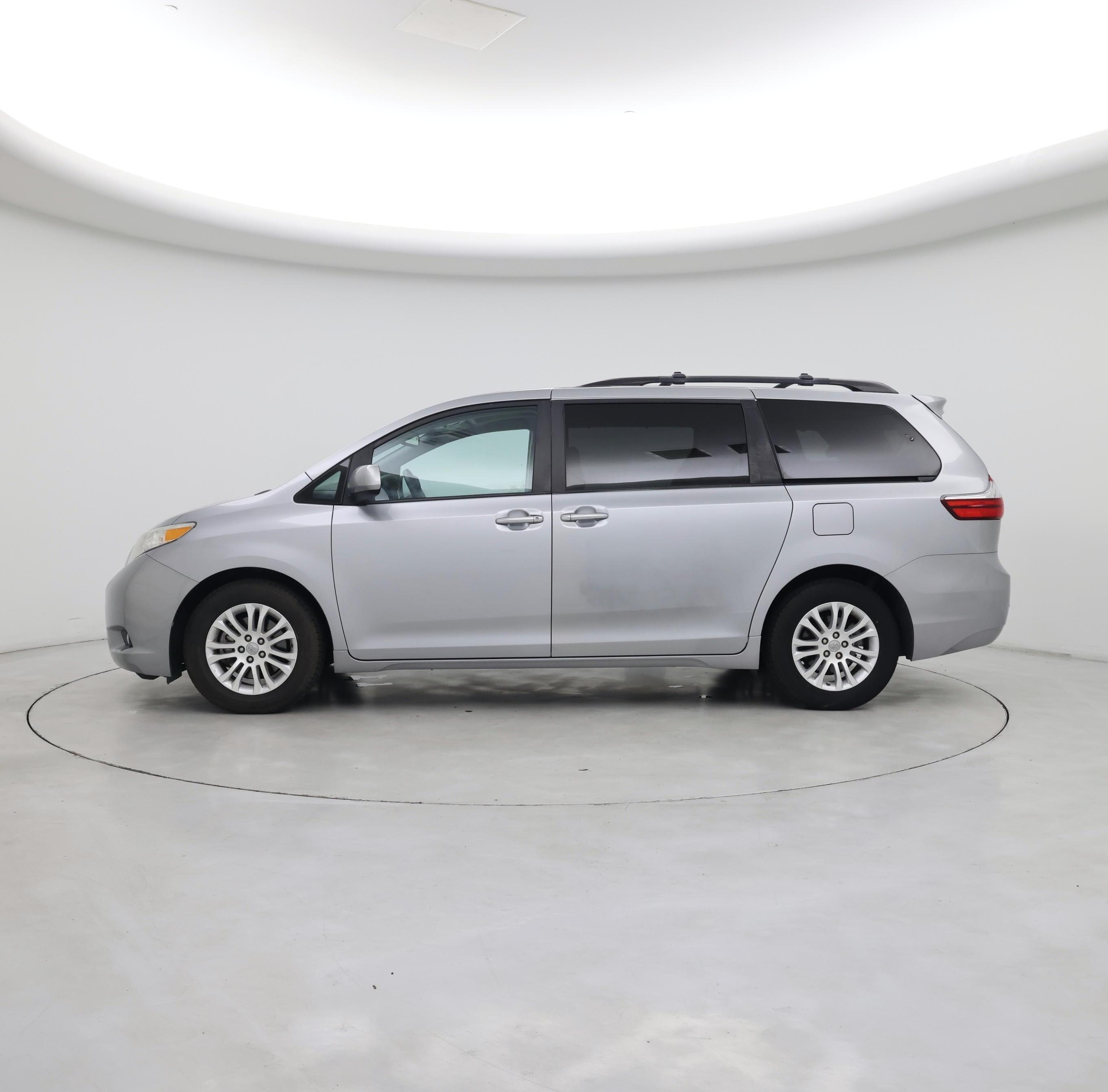 Thumbnail: 2017 Toyota Sienna - 3