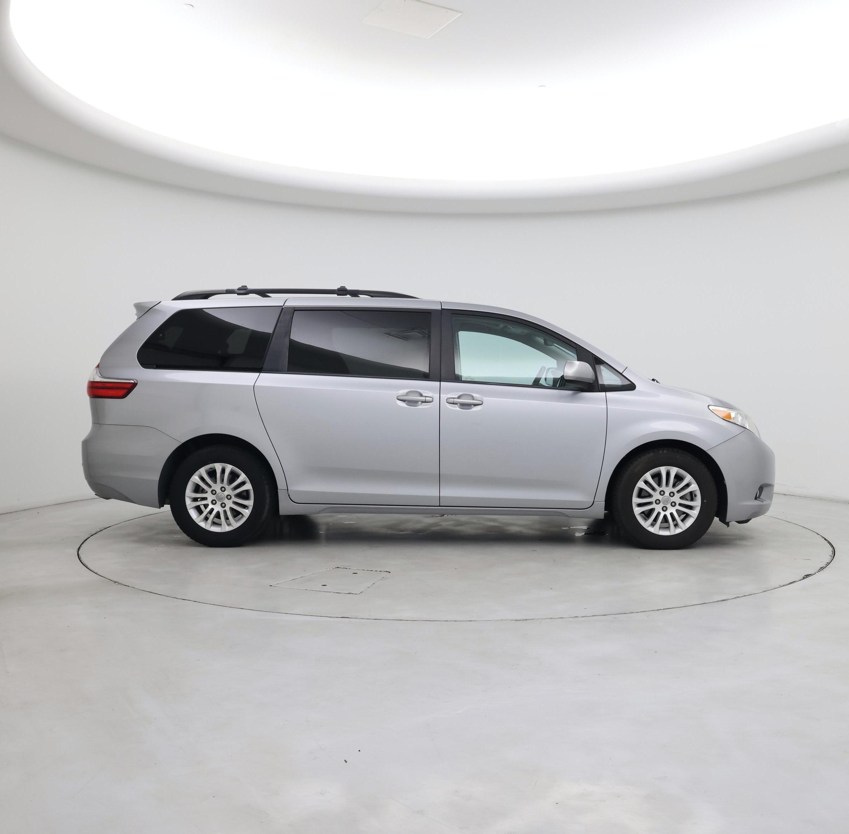 Thumbnail: 2017 Toyota Sienna - 7