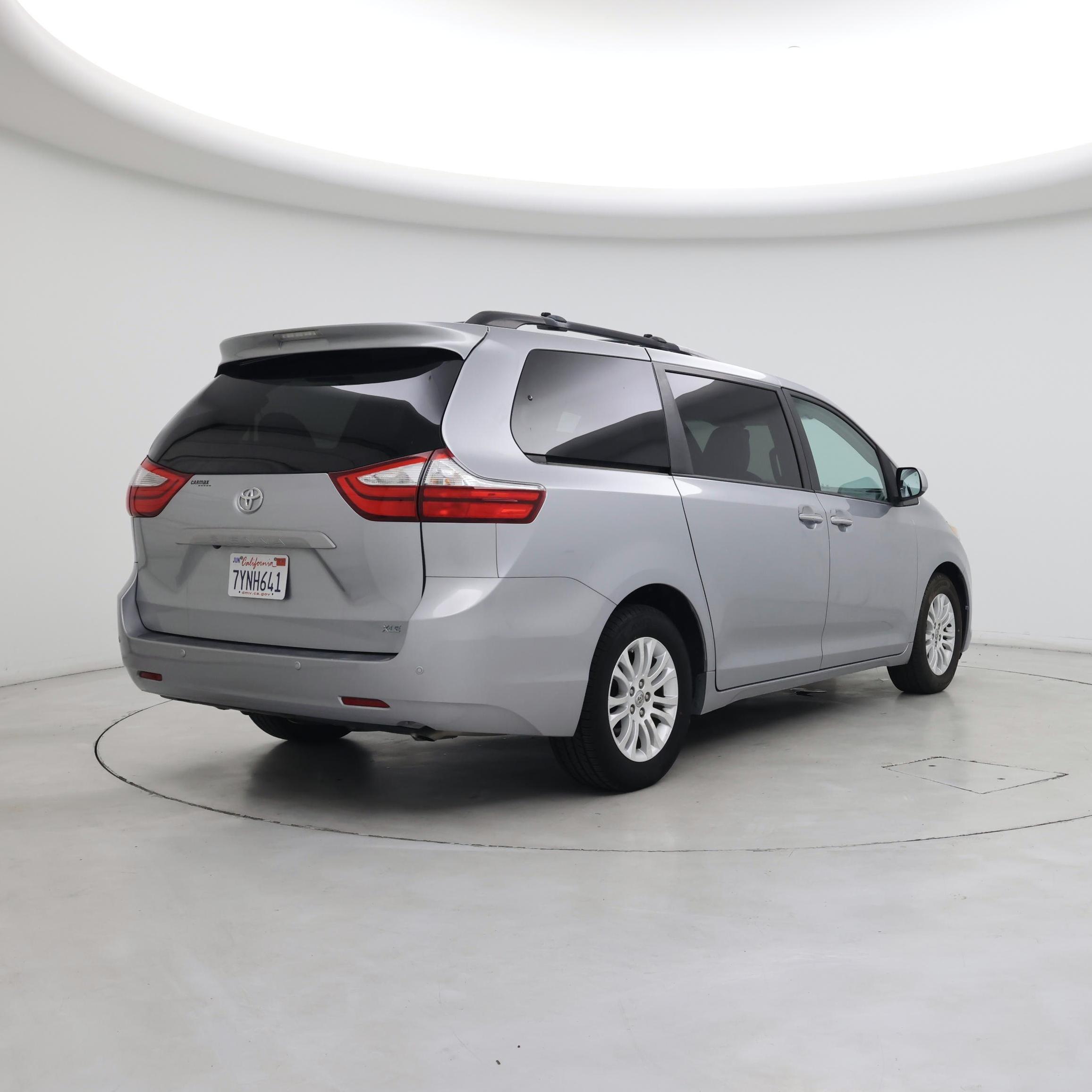 Thumbnail: 2017 Toyota Sienna - 8
