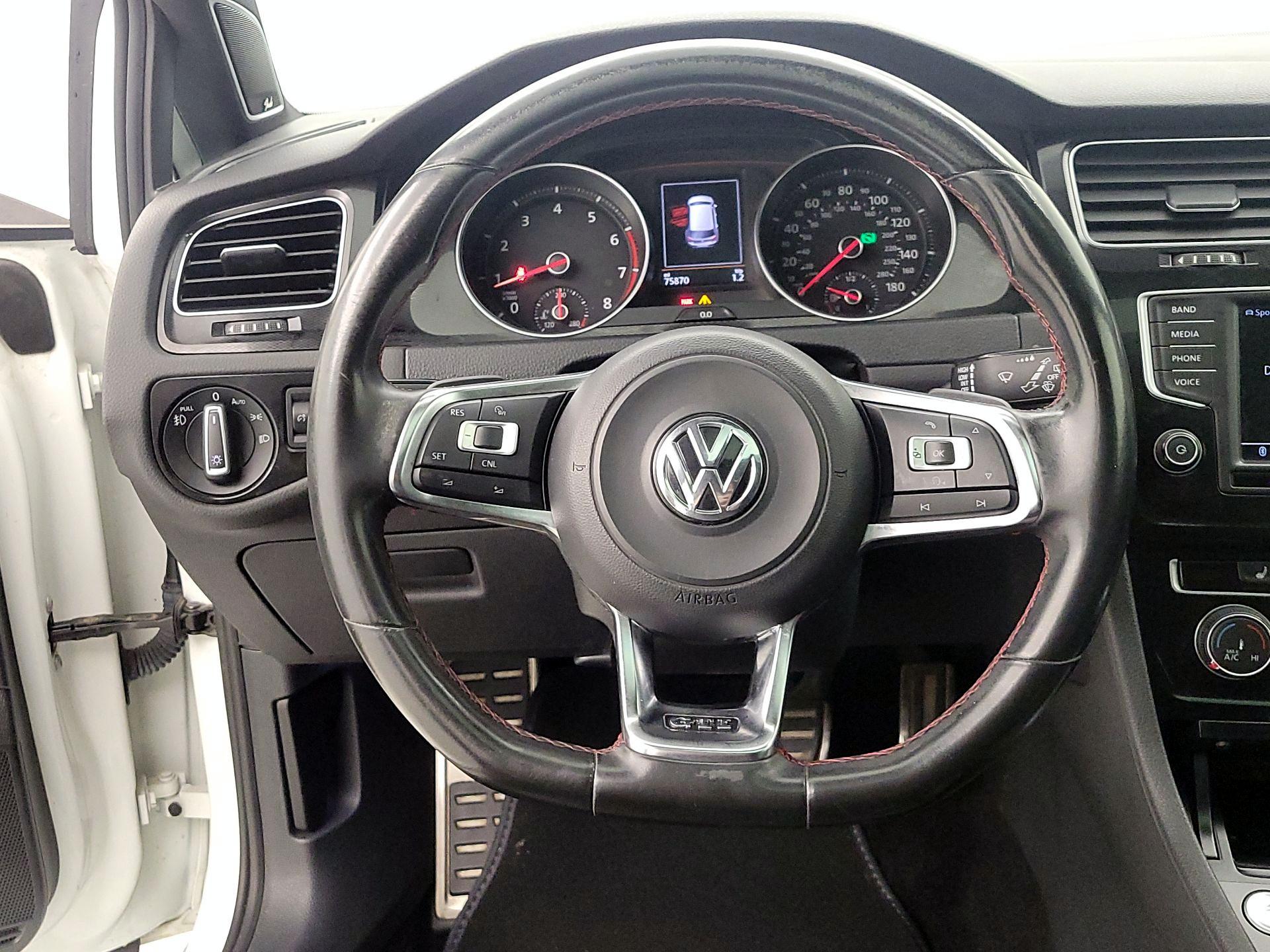 Thumbnail: 2016 Volkswagen Golf - 10